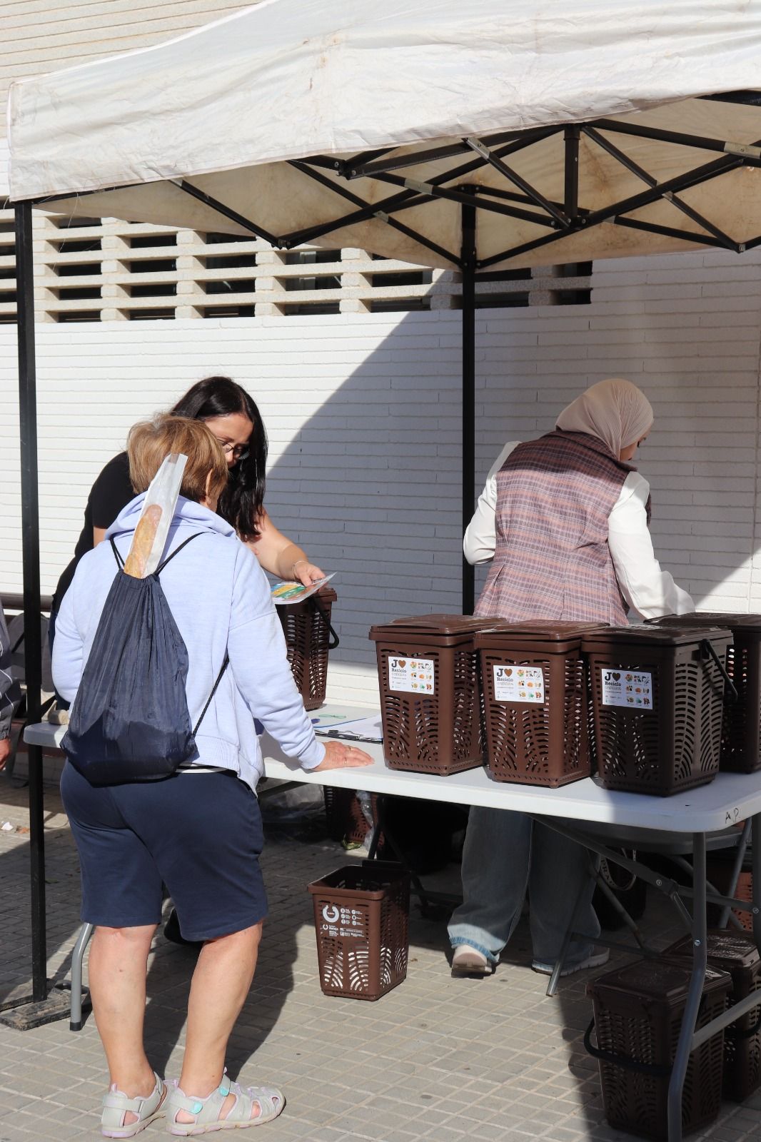 Pineda de Mar reparteix bujols gratuïts per fomentar el reciclatge de matèria orgànica 2 Pineda de Mar reparteix bujols gratuïts per fomentar el reciclatge de matèria orgànica 2