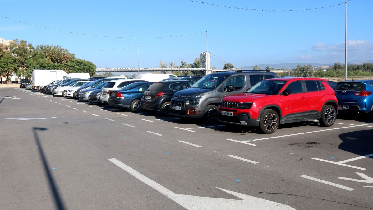 Aparcamiento de las antiguas piscinas que el Ayuntamiento de Amposta prevé transformar en zona verde con las ayudas del Plan de Barrios y Villas de Cataluña
