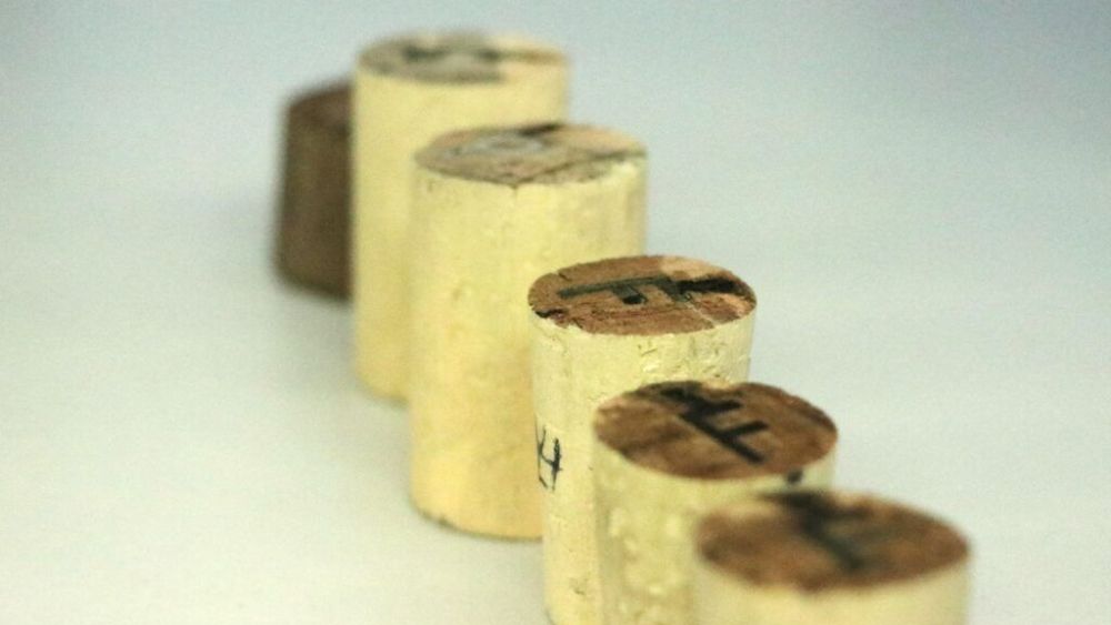 Etiquetas RFID de grafeno grabadas en los tapones de corcho