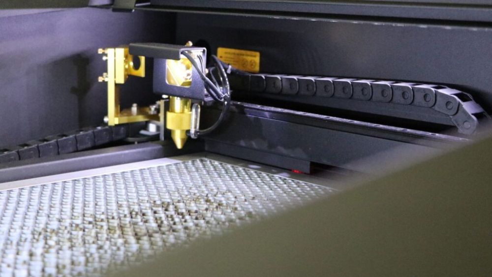 Aparato láser de precisión utilizado para grabar las etiquetas RFID de grafeno sobre el corcho