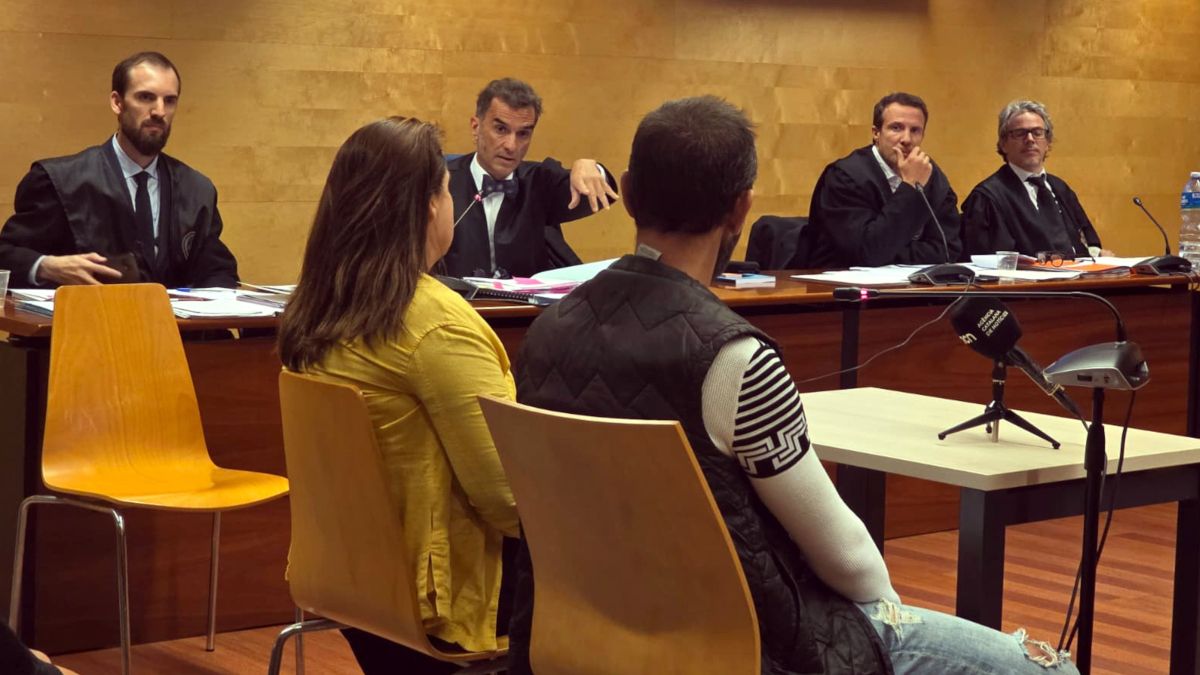 D'esquenes, un dels processats pel crim de Cabanelles durant el judici D'esquenes, un dels processats pel crim de Cabanelles durant el judici