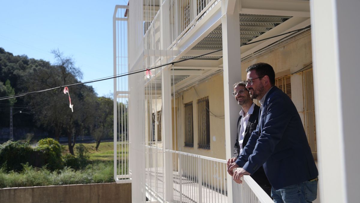 El alcalde de Girona, Lluc Salellas, y el teniente de alcaldía de Transición Ecológica y Área Urbana, Sergi Font, en uno de los pasillos exteriores del bloque de pisos de la Aurora del Pont Major El alcalde de Girona, Lluc Salellas, y el teniente de alcaldía de Transición Ecológica y Área Urbana, Sergi Font, en uno de los pasillos exteriores del bloque de pisos de la Aurora del Pont Major