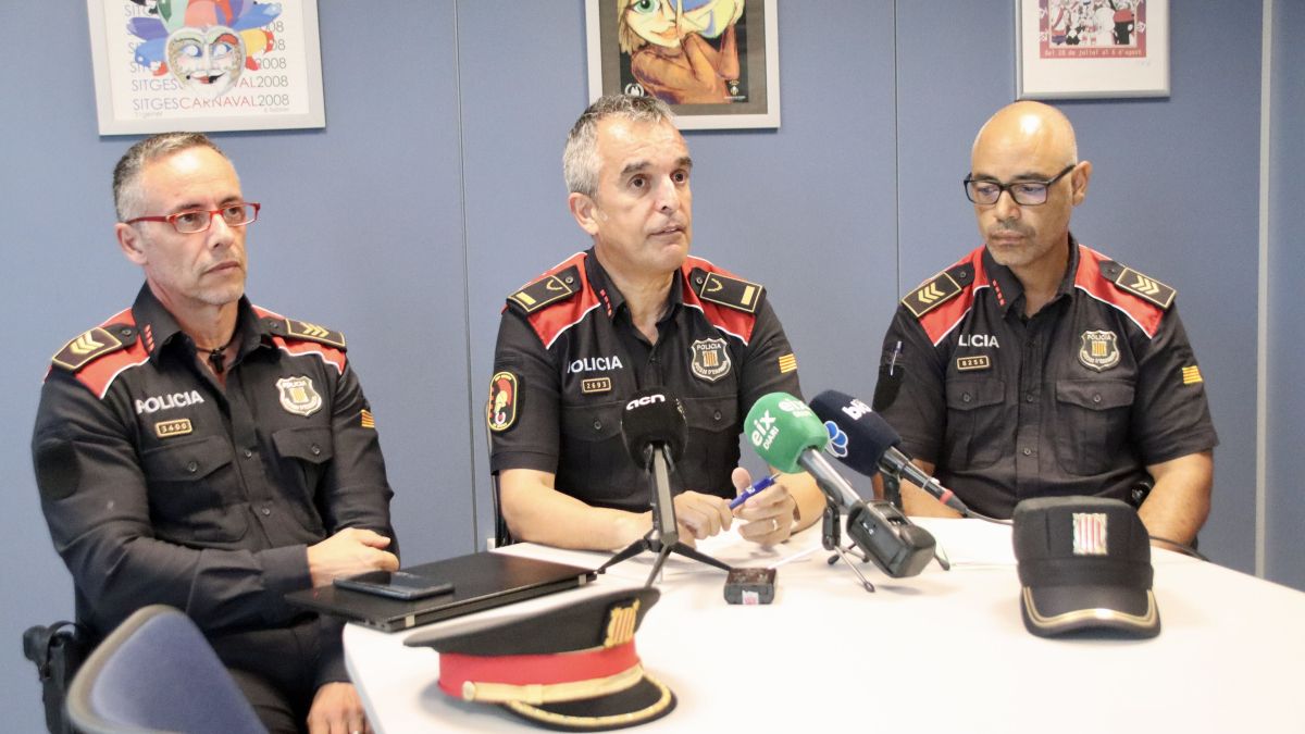 El cap de l'àrea bàsica del Garraf, Toni Santervas, fa balanç del Pla Espigó a Vilanova i la Geltrú i Sitges. S'acompanya dels sotscaps de Vilanova i Sitges El cap de l'àrea bàsica del Garraf, Toni Santervas, fa balanç del Pla Espigó a Vilanova i la Geltrú i Sitges. S'acompanya dels sotscaps de Vilanova i Sitges