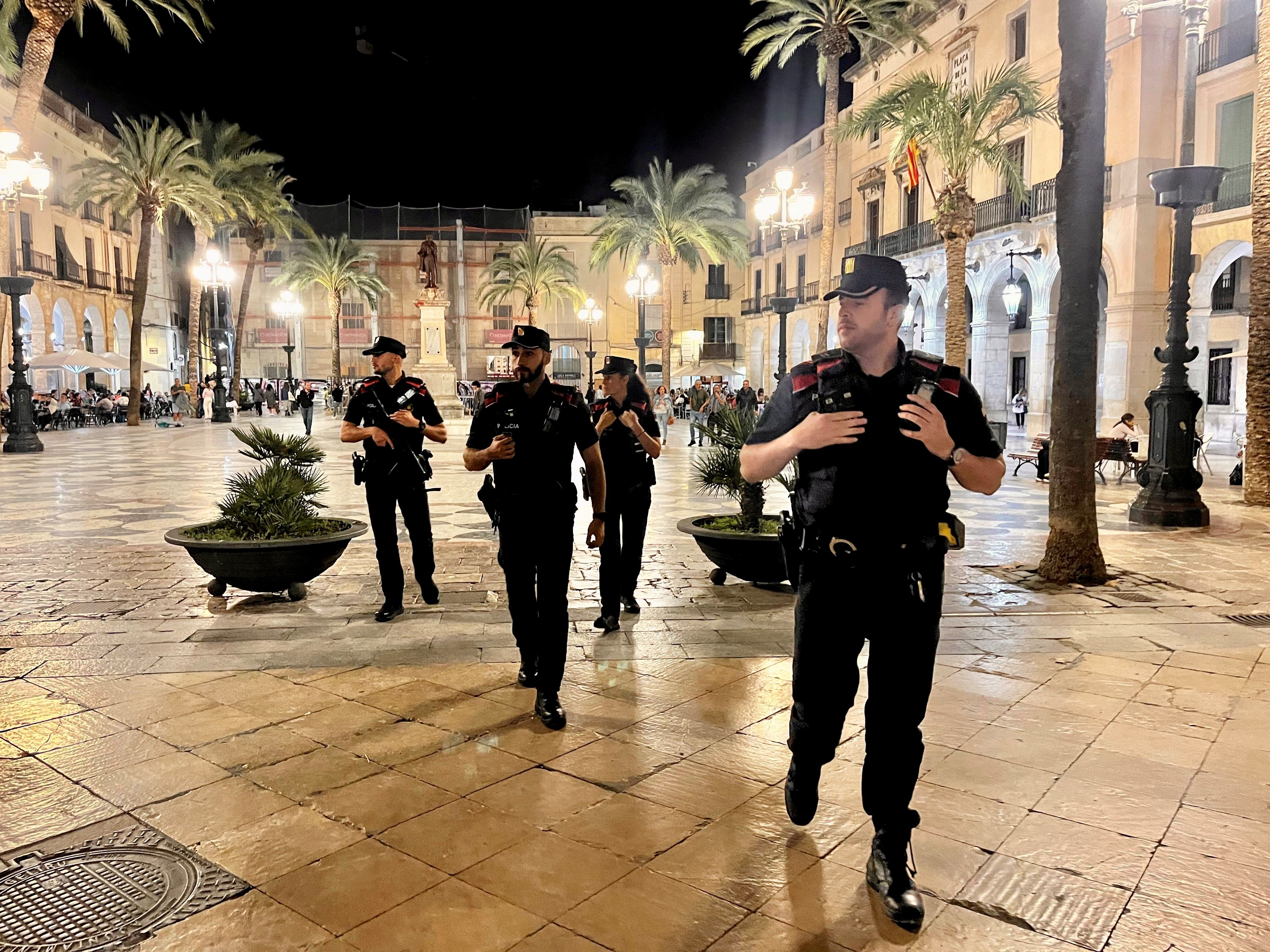 Imatge d'una patrulla dels mossos durant l'operatiu d'aquest estiu a la plaça de Vilanova i la Geltrú Imatge d'una patrulla dels mossos durant l'operatiu d'aquest estiu a la plaça de Vilanova i la Geltrú