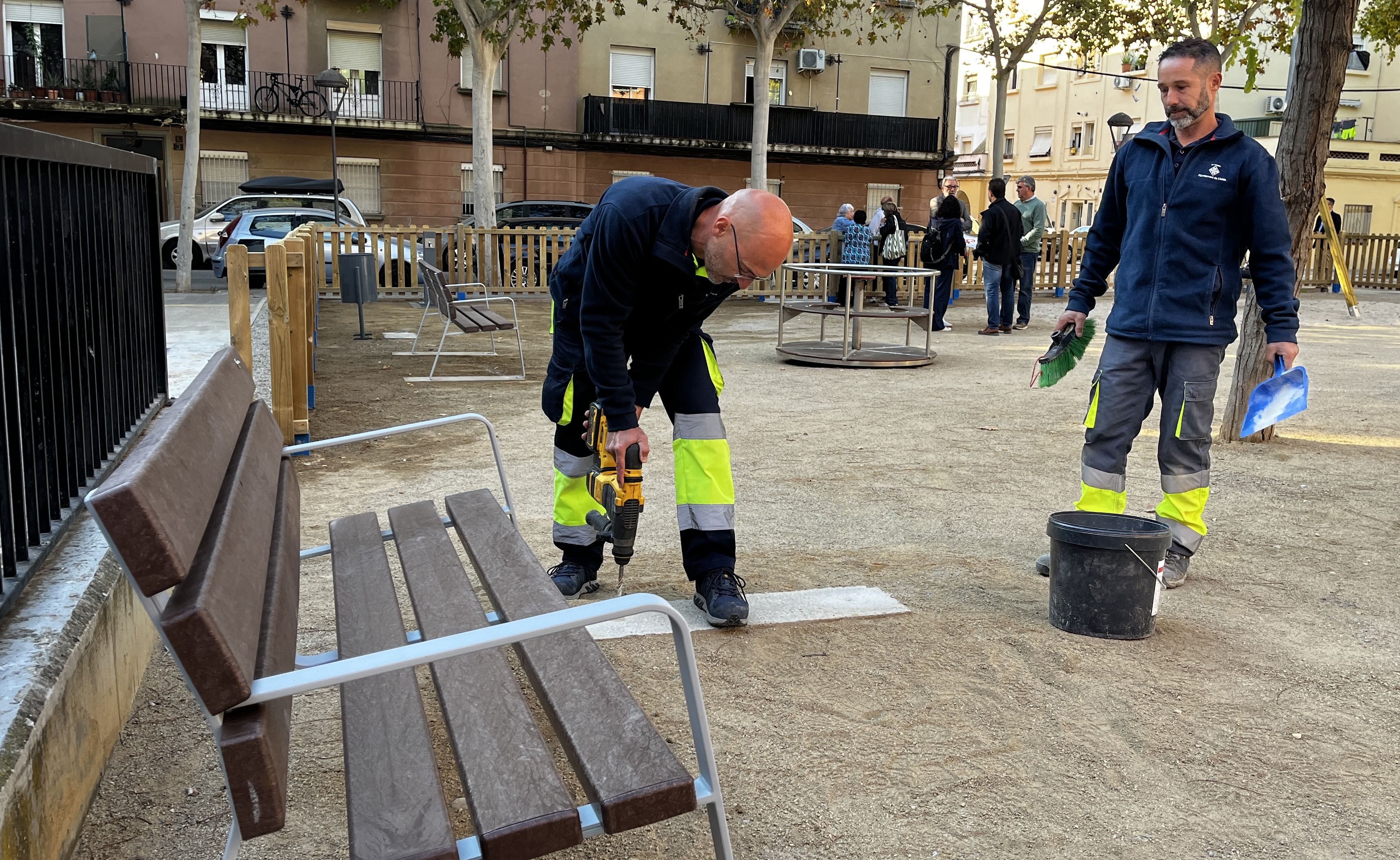 Obres per col·locar nous jocs infantils a la plaça de les Cases Regionals, a Balàfia Obres per col·locar nous jocs infantils a la plaça de les Cases Regionals, a Balàfia