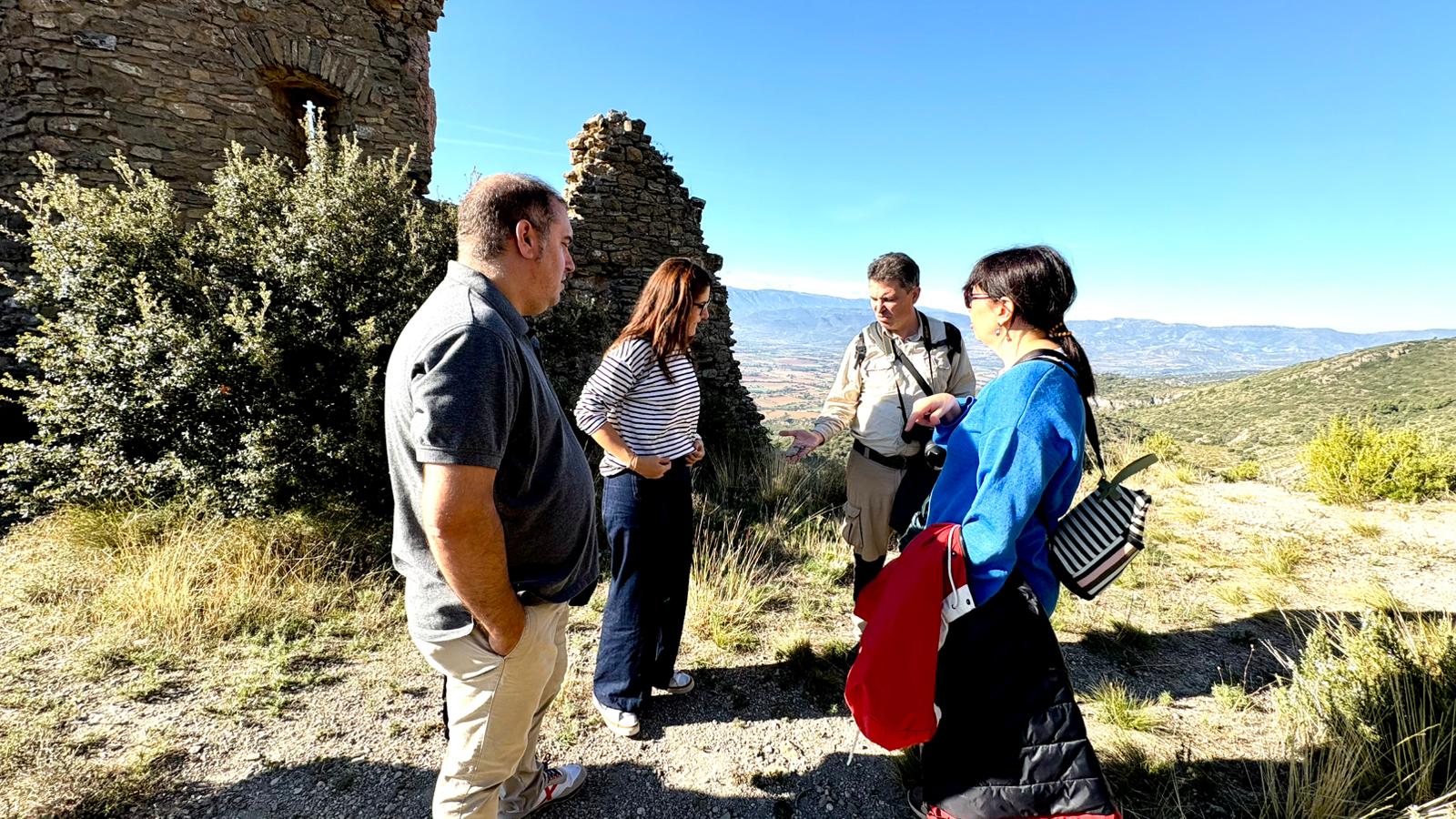 La diputada del Área de Servicios Técnicos de la Diputación de Lleida, Cristina Morón visita el Castillo de Orcau 1