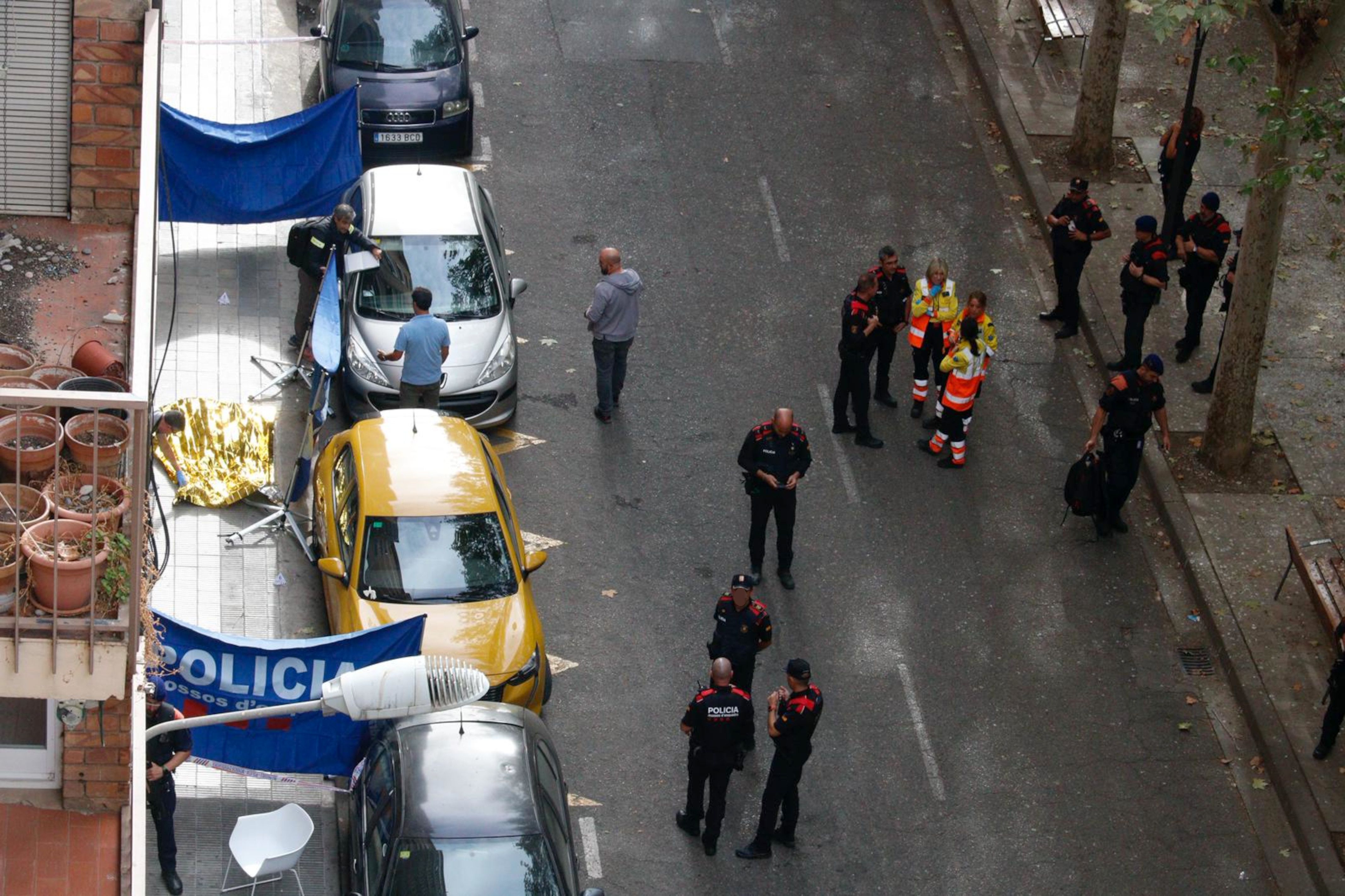 Agents de policia i dels serveis d'emergències al punt del tiroteig al carrer Doctora Castells de Lleida Agents de policia i dels serveis d'emergències al punt del tiroteig al carrer Doctora Castells de Lleida