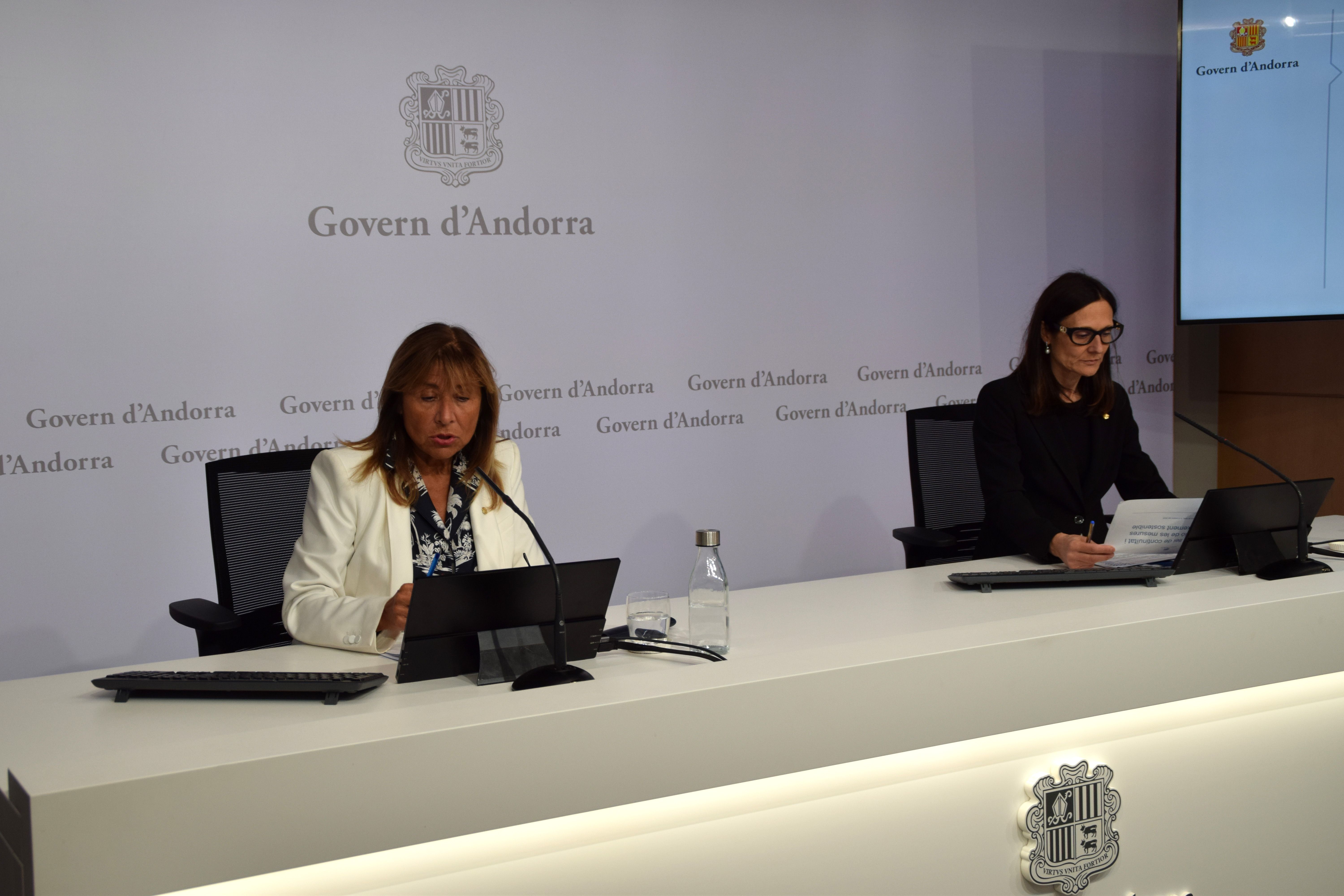 La ministra de Presidencia, Economía, Trabajo y Vivienda, Conxita Marsol, y la ministra de Justicia e Interior, Ester Molné, presentando el Proyecto de ley de continuidad y consolidación de las medidas para el crecimiento sostenible | FOTO: R. S. (ANA)