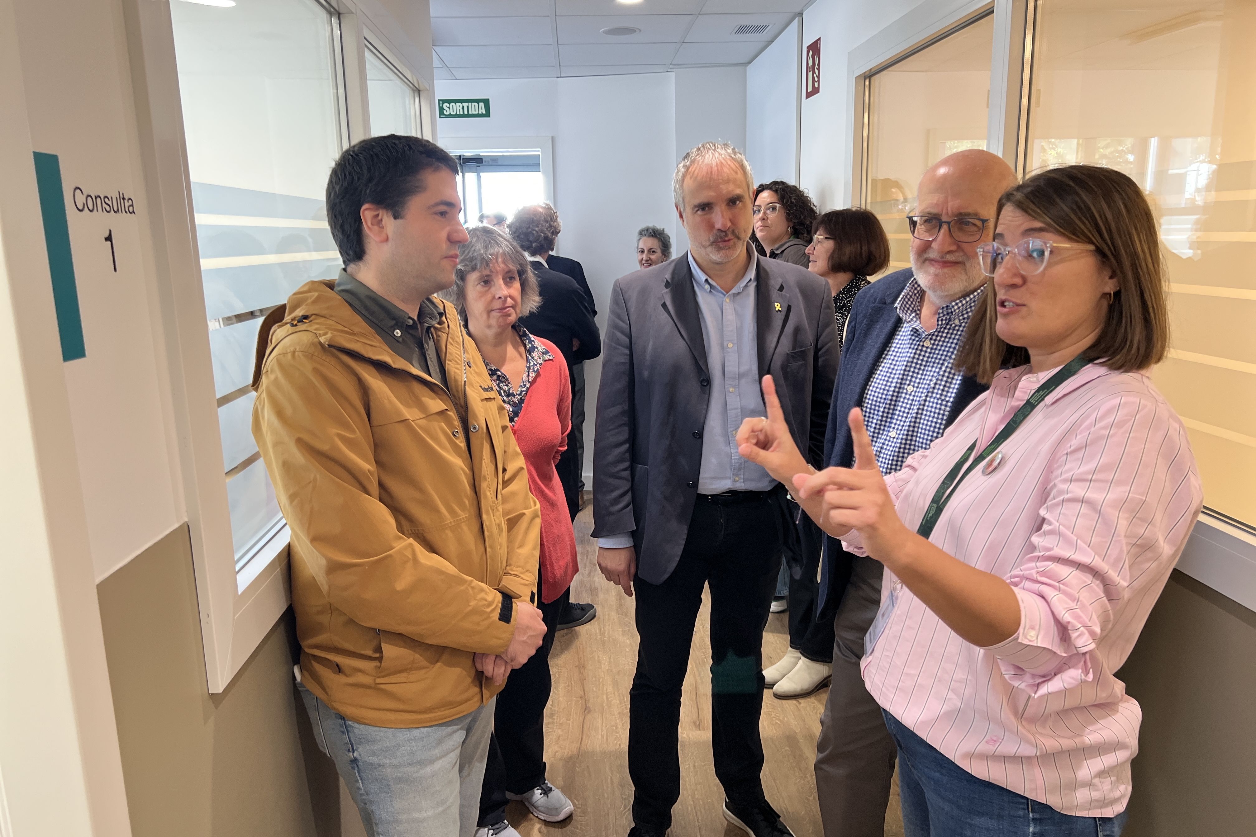 La cap de secció de Salut Mental de Gestió de Serveis Sanitaris a l'Alt Pirineu i Aran, Anna Mont, mostrant a les autoritats les noves instal·lacions del servei de rehabilitació comunitària i l'hospital de dia de salut La cap de secció de Salut Mental de Gestió de Serveis Sanitaris a l'Alt Pirineu i Aran, Anna Mont, mostrant a les autoritats les noves instal·lacions del servei de rehabilitació comunitària i l'hospital de dia de salut