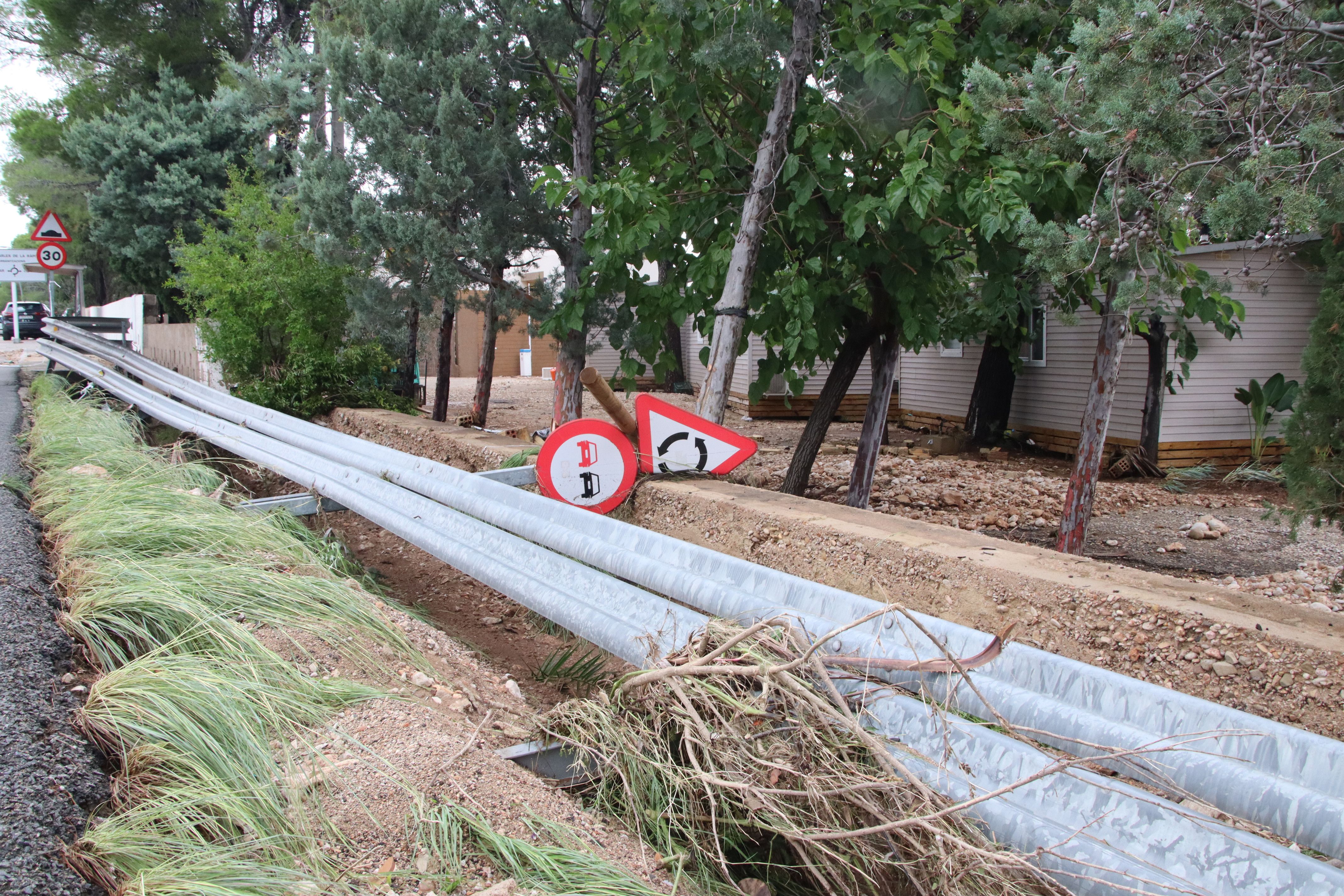 Un senyal de trànsit caiguda a l'exterior del càmping Els Alfacs. Un senyal de trànsit caiguda a l'exterior del càmping Els Alfacs.