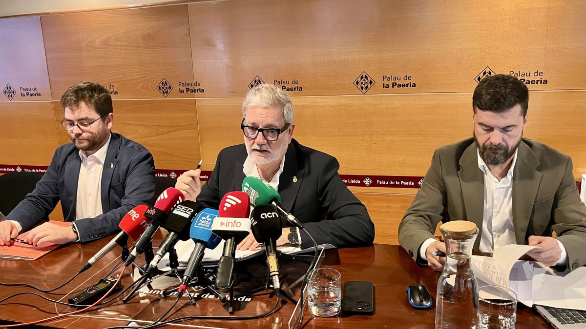 L'alcalde, Fèlix Larrosa, el tinent d'alcalde, Carlos Enjuanes, i el regidor de Participació, Roberto Pino, durant la presentació del Pla Integral del Centre Històric 1 L'alcalde, Fèlix Larrosa, el tinent d'alcalde, Carlos Enjuanes, i el regidor de Participació, Roberto Pino, durant la presentació del Pla Integral del Centre Històric 1