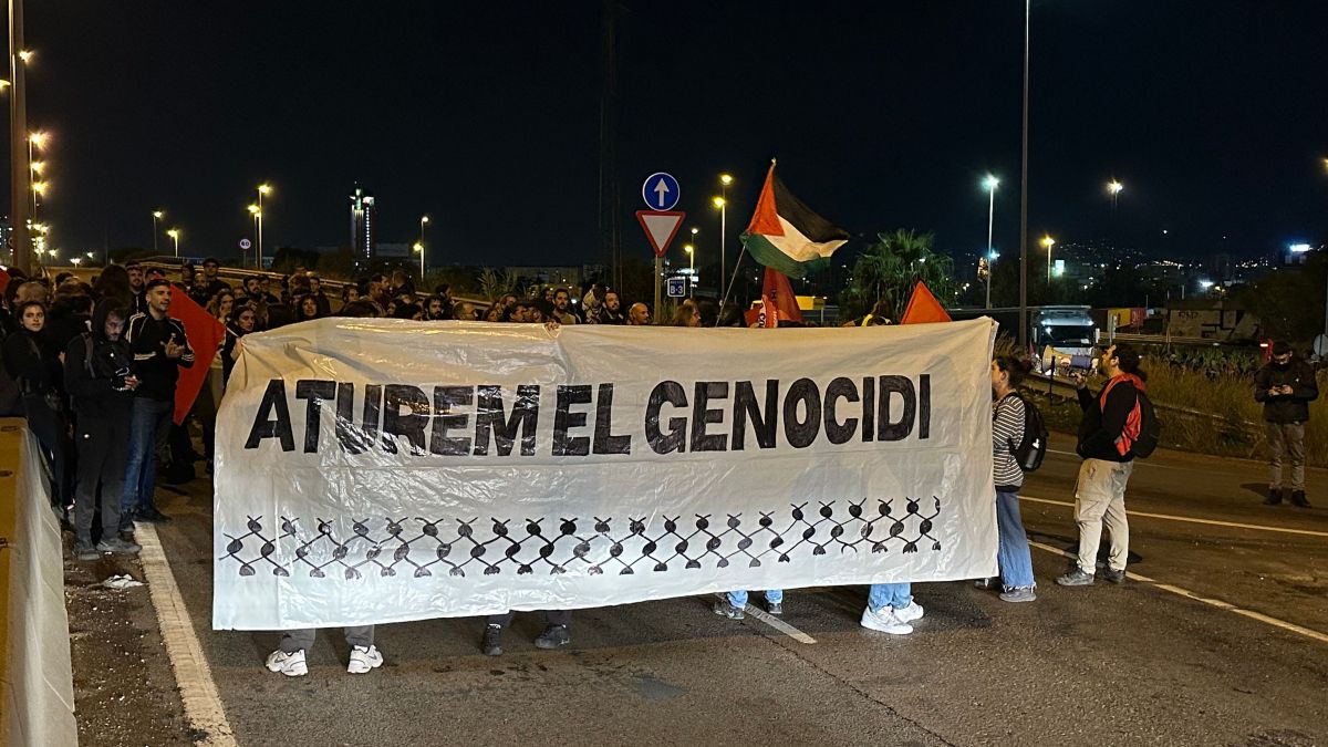 Manifestantes con una pancarta con el lema 'Paremos el genocidio' Manifestantes con una pancarta con el lema 'Paremos el genocidio'