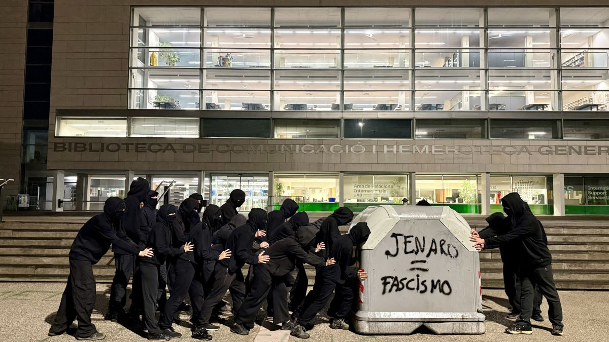 Un grupo de personas arrastra un contenedor delante de la Biblioteca de Comunicación de la UAB en la jornada de huelga por Palestina Un grupo de personas arrastra un contenedor delante de la Biblioteca de Comunicación de la UAB en la jornada de huelga por Palestina