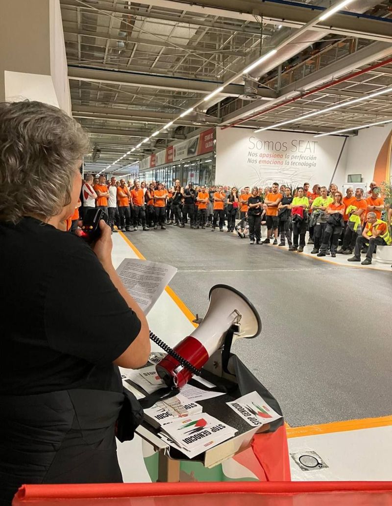Treballadors de Seat durant la turada al torn de nit durant la vaga general Trabajadores de Seat durante el paro en el turno de noche durante la huelga general
