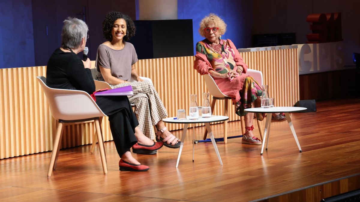 Les actrius Vicenta Ndongo i Mercè Comes han participat a la taula inaugural moderada per la periodista Milagros Oliva Xavier Subias Las actrices Vicenta Ndongo y Mercè Comes han participado en la mesa inaugural moderada por la periodista Milagros Oliva Xavier Subias