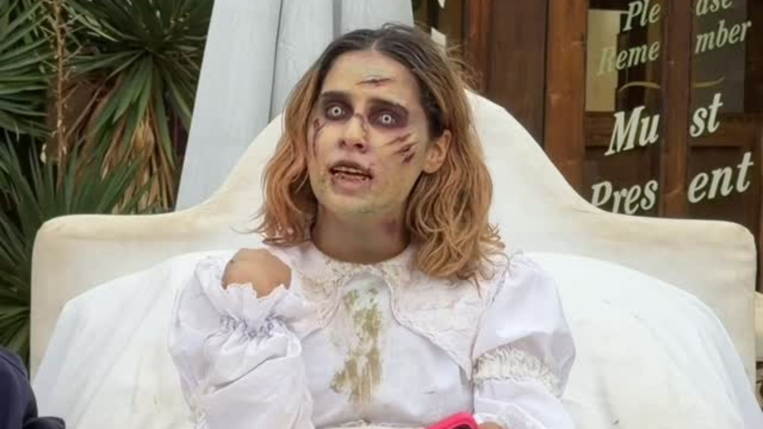La nena de l'exorcista de PortAventura rep un regal d'un dels visitants del parc | VÍDEO: @conaventuraxj