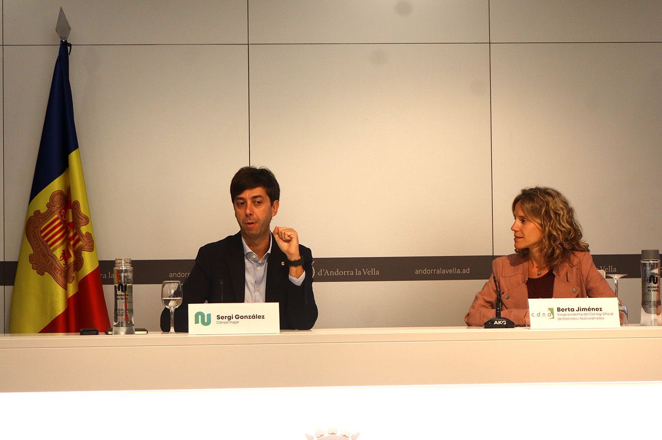 El cònsol major d'Andorra la Vella, Sergi González, i la vicepresidenta del Col·legi Oficial de Dietistes i Nutricionistes, Berta Jiménez | FOTO: M.F. (ANA)