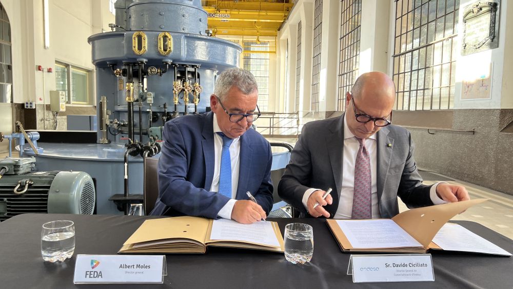 El director general de comercialización de Endesa, Davide Ciciliato, (derecha) con el director general de FEDA, Albert Moles, firmando la renovación de un acuerdo con esta compañía en Encamp (Andorra)