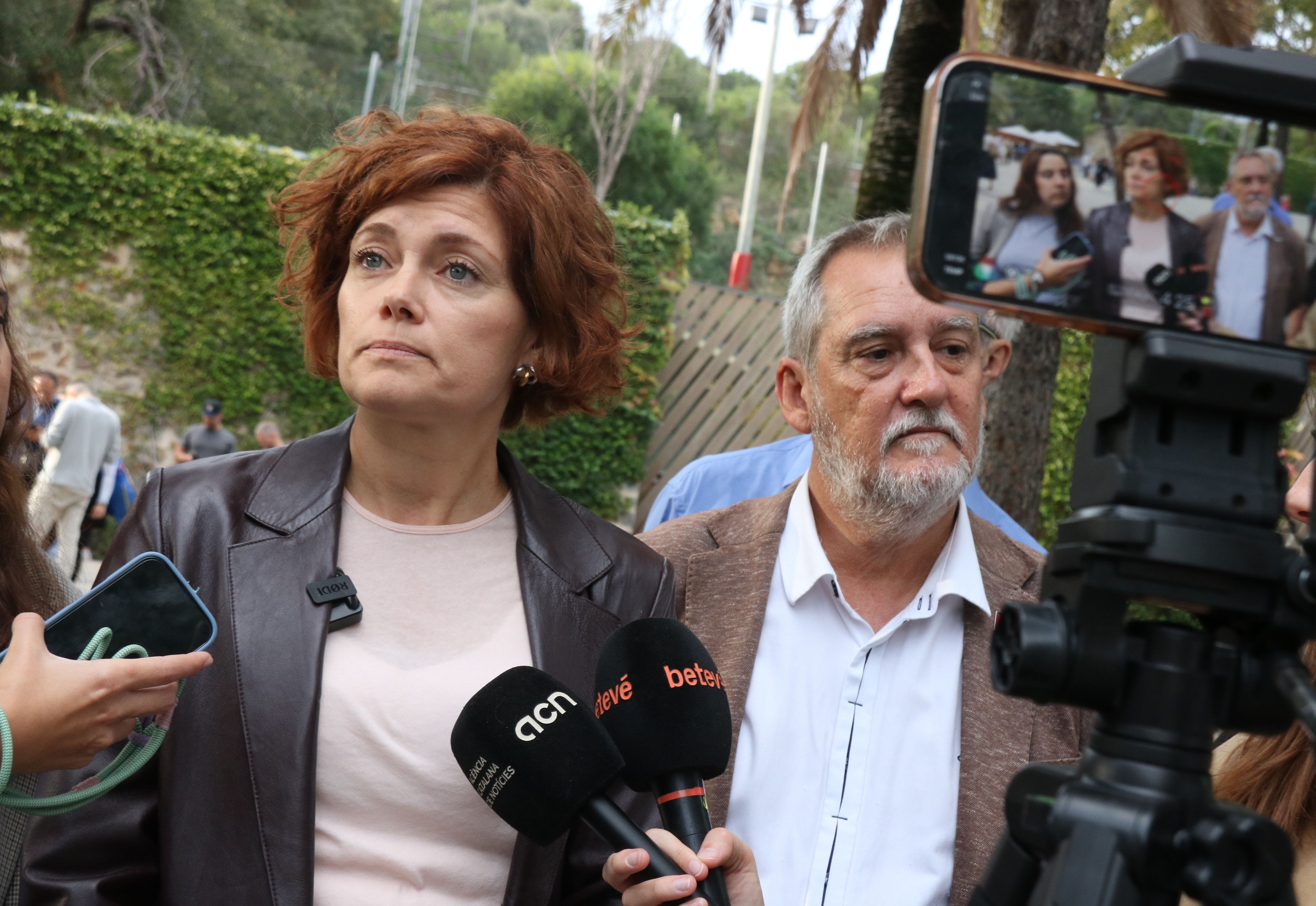 Elisenda Alamany, líder de ERC en el Ayuntamiento de Barcelona, conversando con vecinas en la entrada del Park Güell