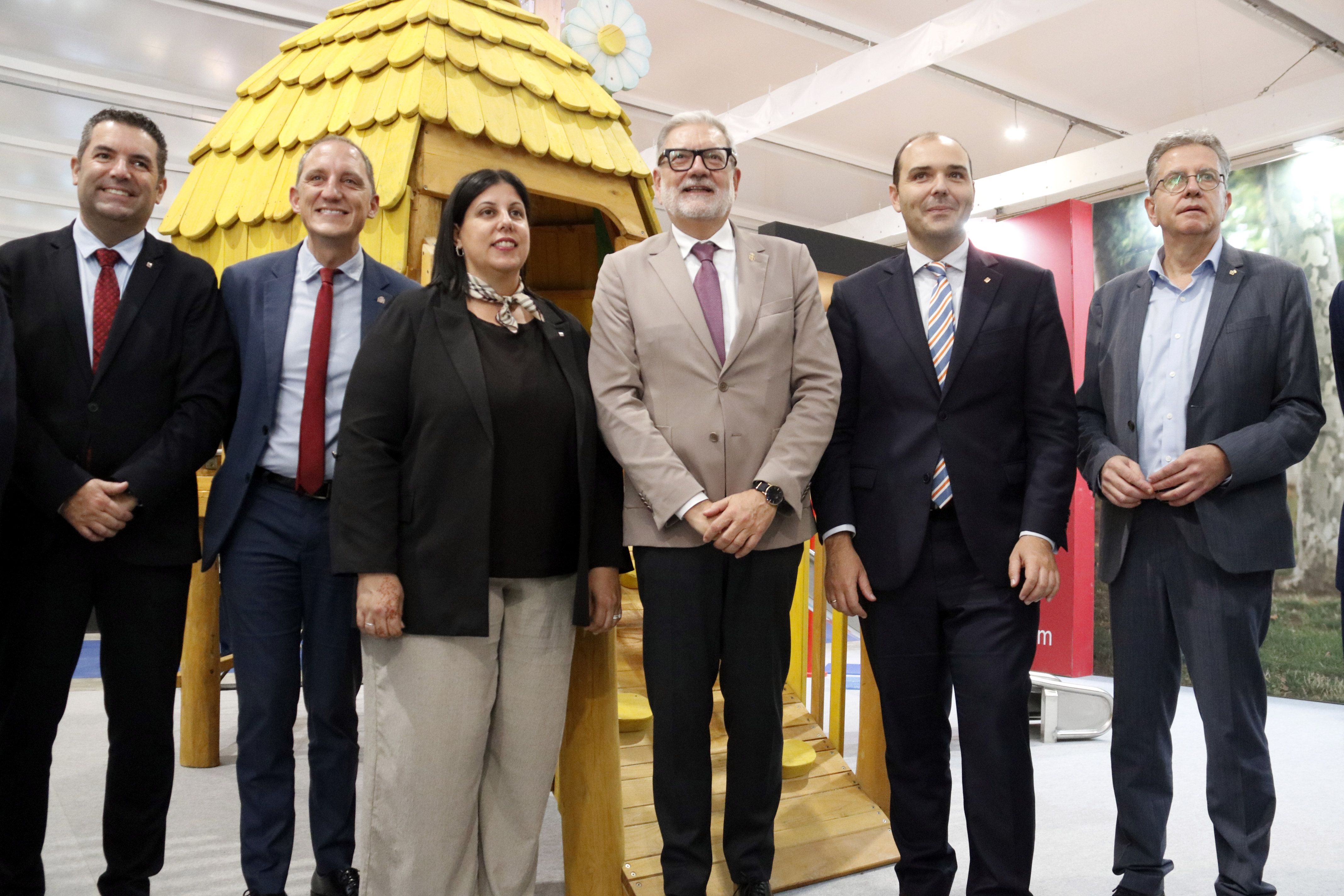 El conseller Albert Dalmau acompanyat d'altres autoritats durant la visita a la fira Municipàlia de Lleida El conseller Albert Dalmau acompanyat d'altres autoritats durant la visita a la fira Municipàlia de Lleida