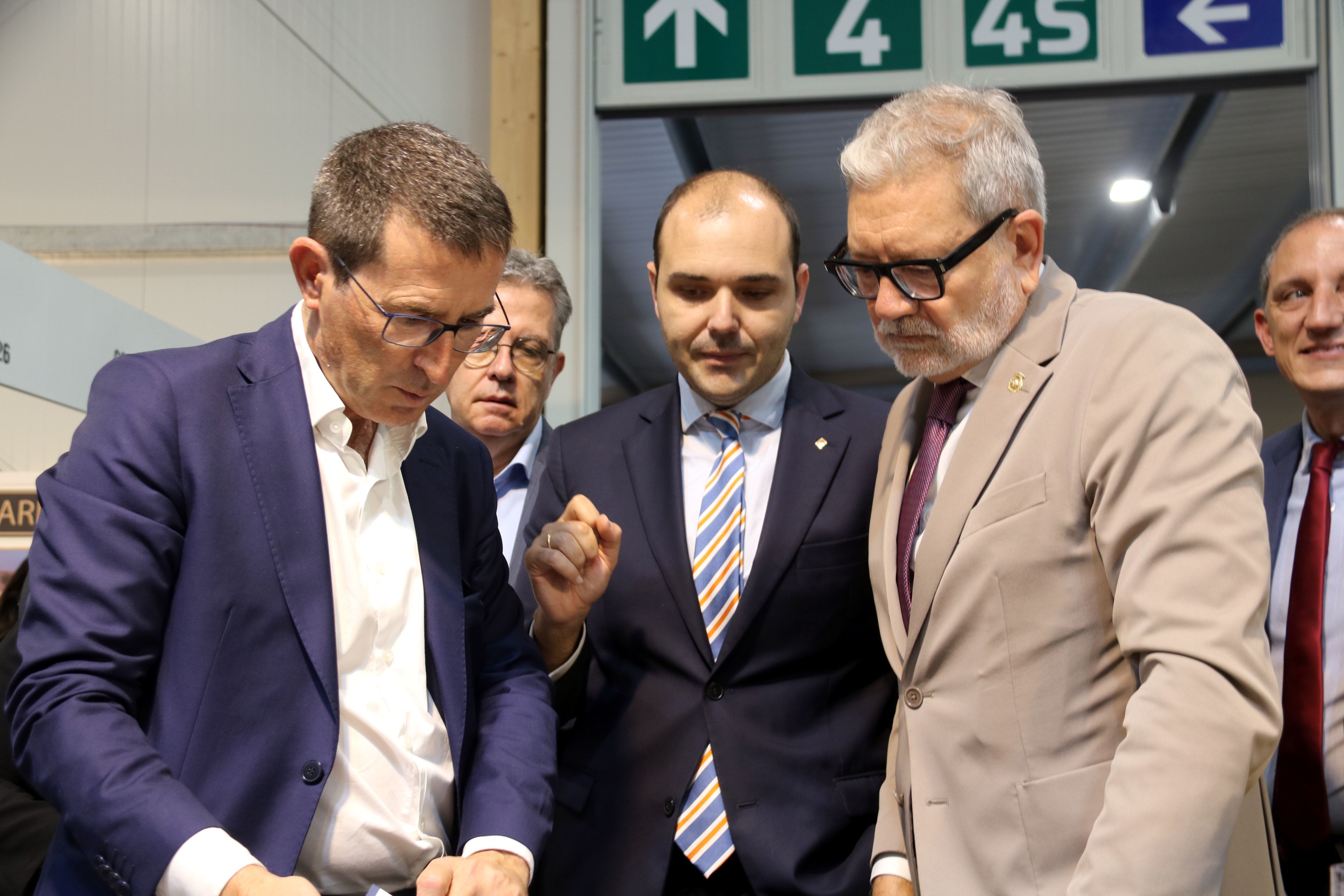 El conseller Albert Dalmau i l'alcalde de Lleida, Fèlix Larrosa durant una a visita a la fira Municipàlia de Lleida El conseller Albert Dalmau i l'alcalde de Lleida, Fèlix Larrosa durant una a visita a la fira Municipàlia de Lleida