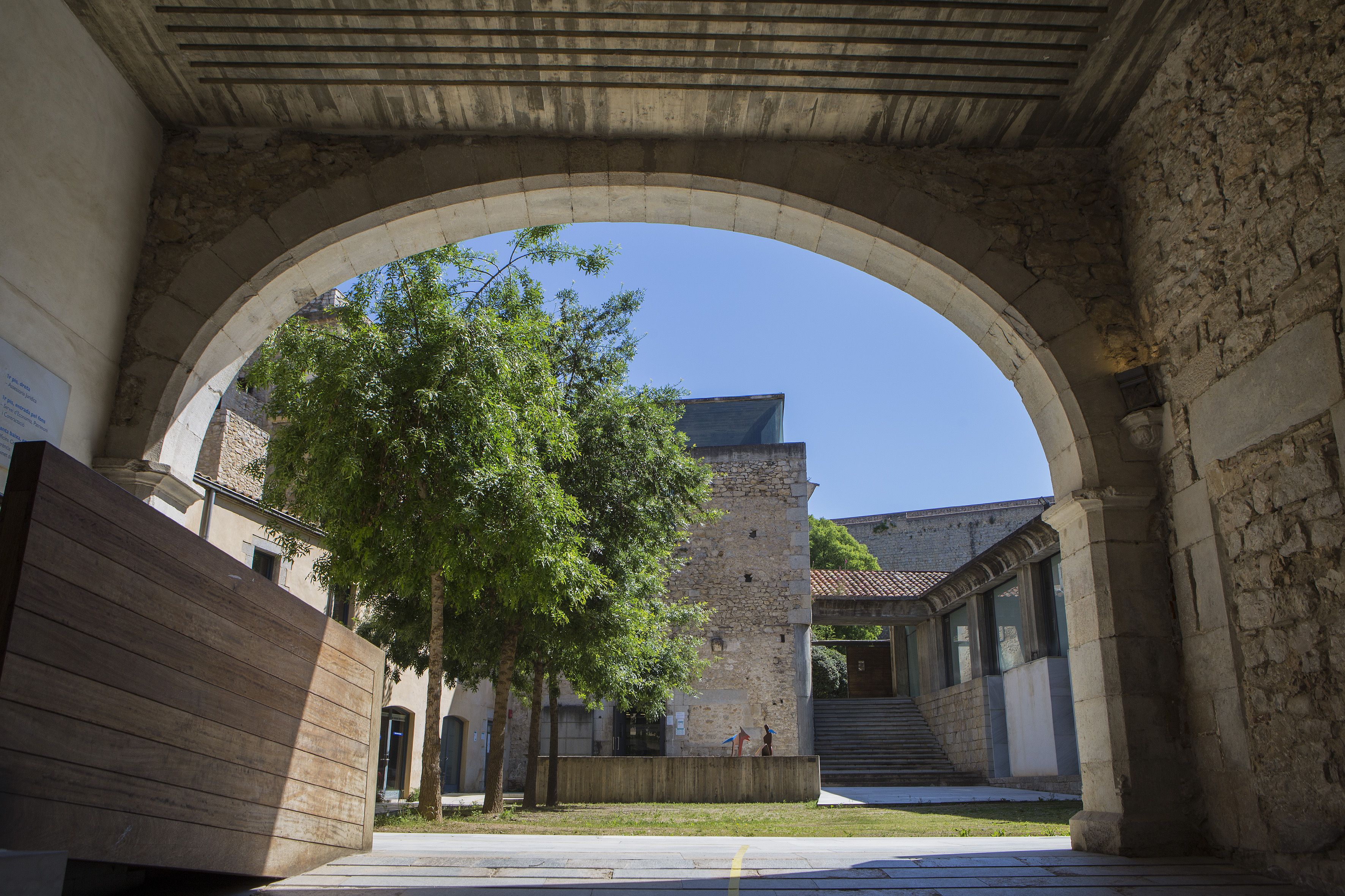 L'entrada a l'edifici de Les Àligues del campus del Barri Vell, seu del rectorat de la UdG L'entrada a l'edifici de Les Àligues del campus del Barri Vell, seu del rectorat de la UdG