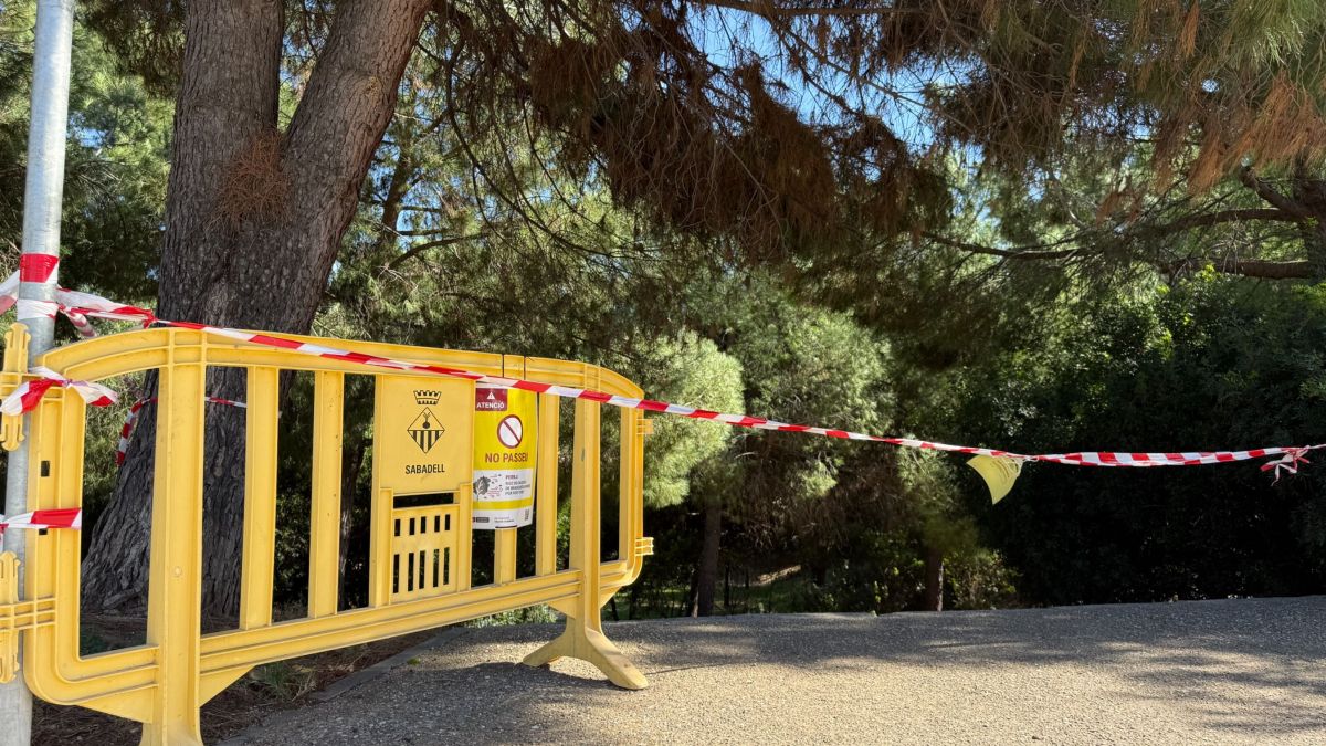 Accés al bosc de la Concòrdia de Sabadell restringit pel vent Accés al bosc de la Concòrdia de Sabadell restringit pel vent