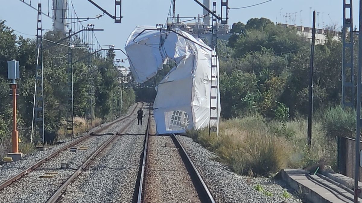 Un objecte a la via a causa del vent obliga a tallar l'R1 de Rodalies Un objecte a la via a causa del vent obliga a tallar l'R1 de Rodalies