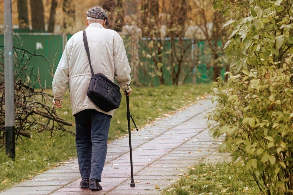 Un home gran passeja pel carrer
