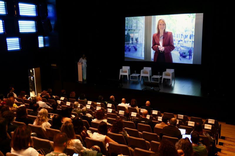 Missatge de benvinguda de la presidenta de la Diputació de Barcelona, Lluïsa Moret, als assistents a la III Jornada de Comunicació Municipal | FOTO: Xavier Subias / Diputació de Barcelona
