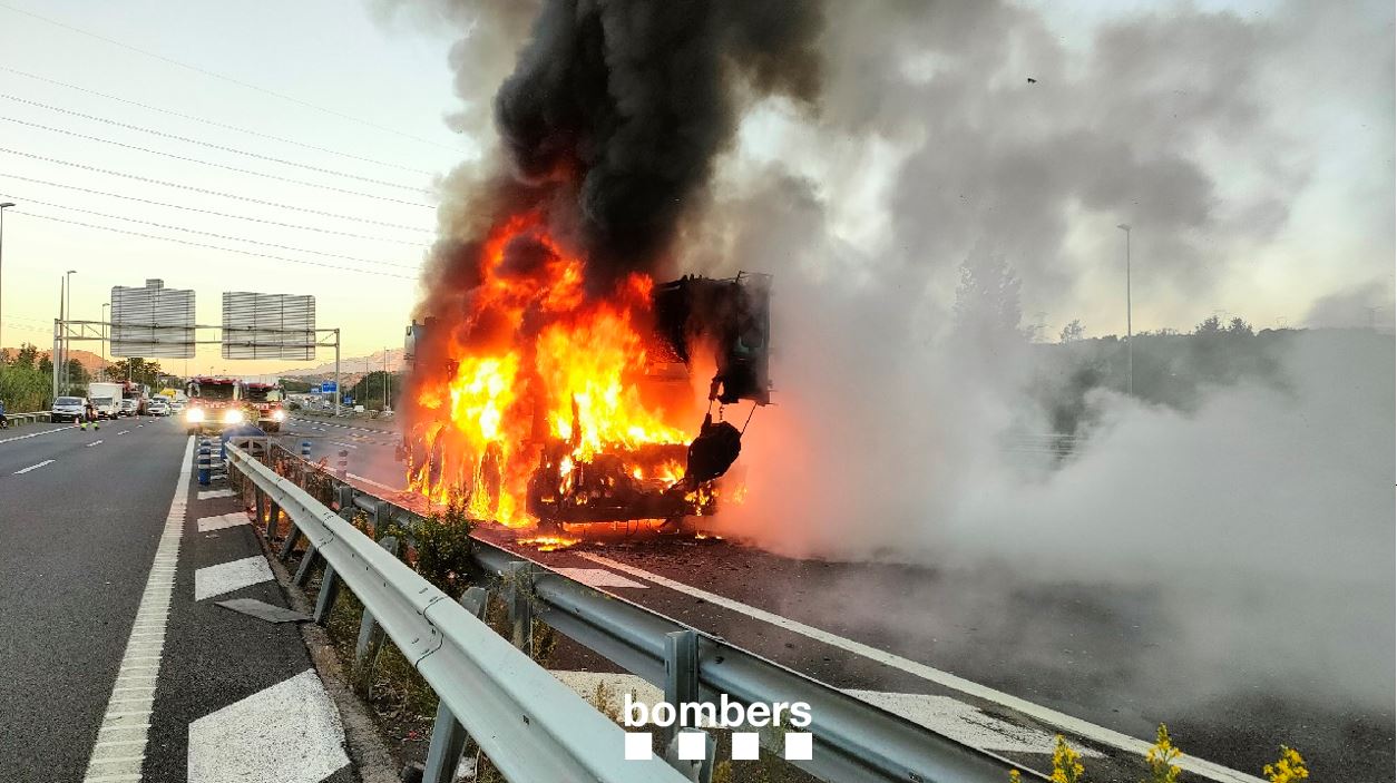 Un camió incendiat a l'A-2 Un camió incendiat a l'A-2