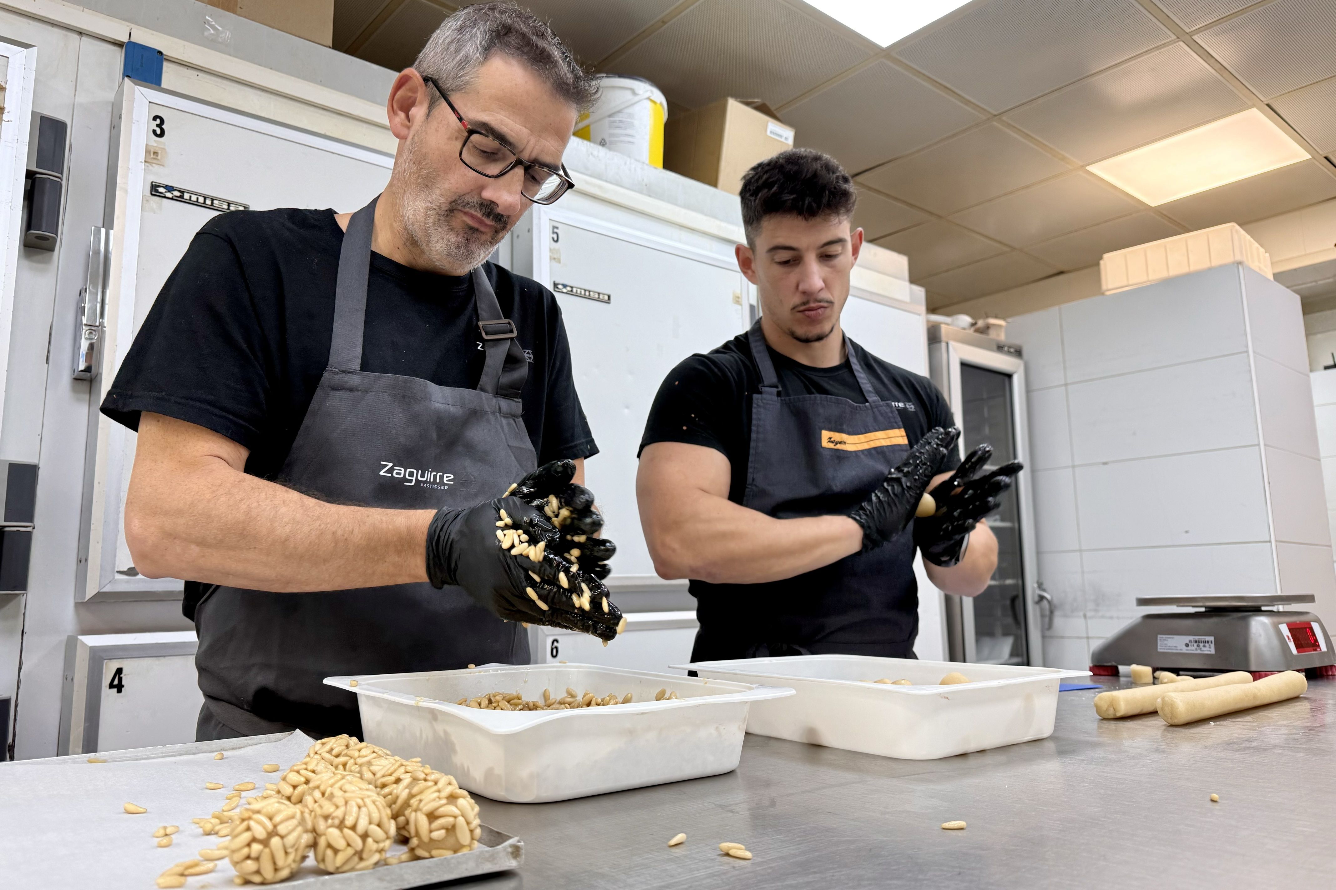 Elaboració de panellets de pinyons a l'obrador de la pastisseria Zaguirre Elaboració de panellets de pinyons a l'obrador de la pastisseria Zaguirre