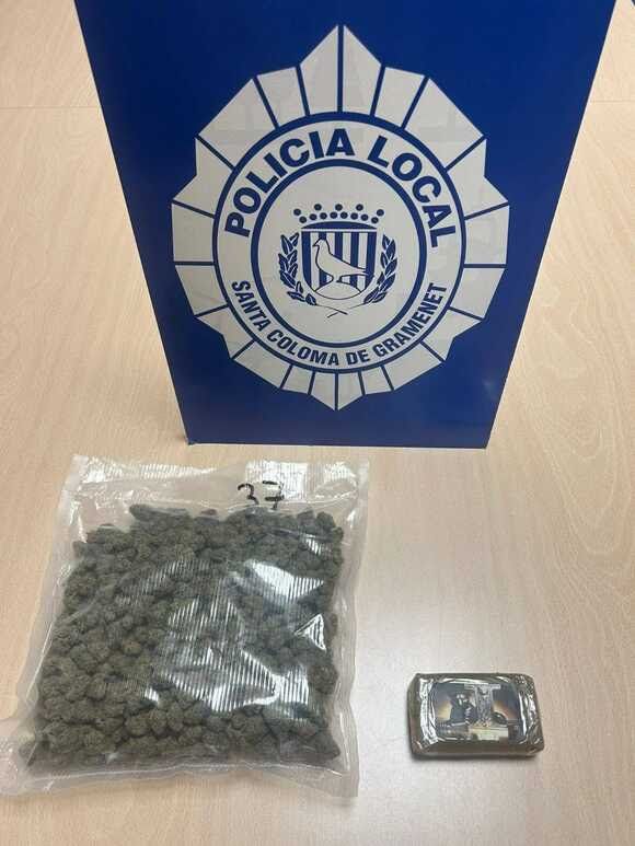 La Policia Local de Santa Coloma de Gramenet intercepta un venedor de marihuana i haixix en patinet elèctric