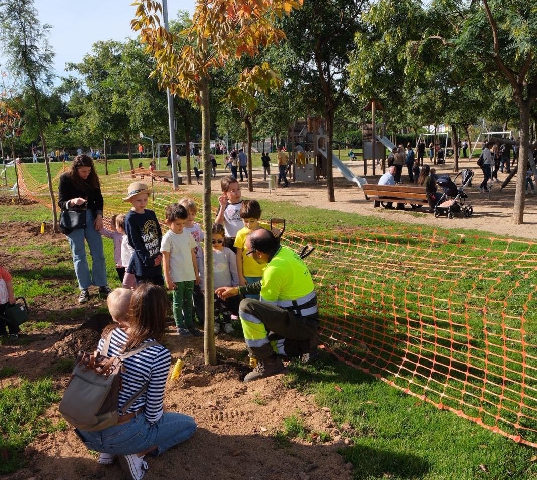 Els infants de Sant Joan Despí participen en la renovació de l’arbrat del parc del Mil·lenari 1