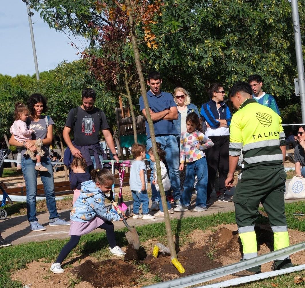 Els infants de Sant Joan Despí participen en la renovació de l’arbrat del parc del Mil·lenari 2