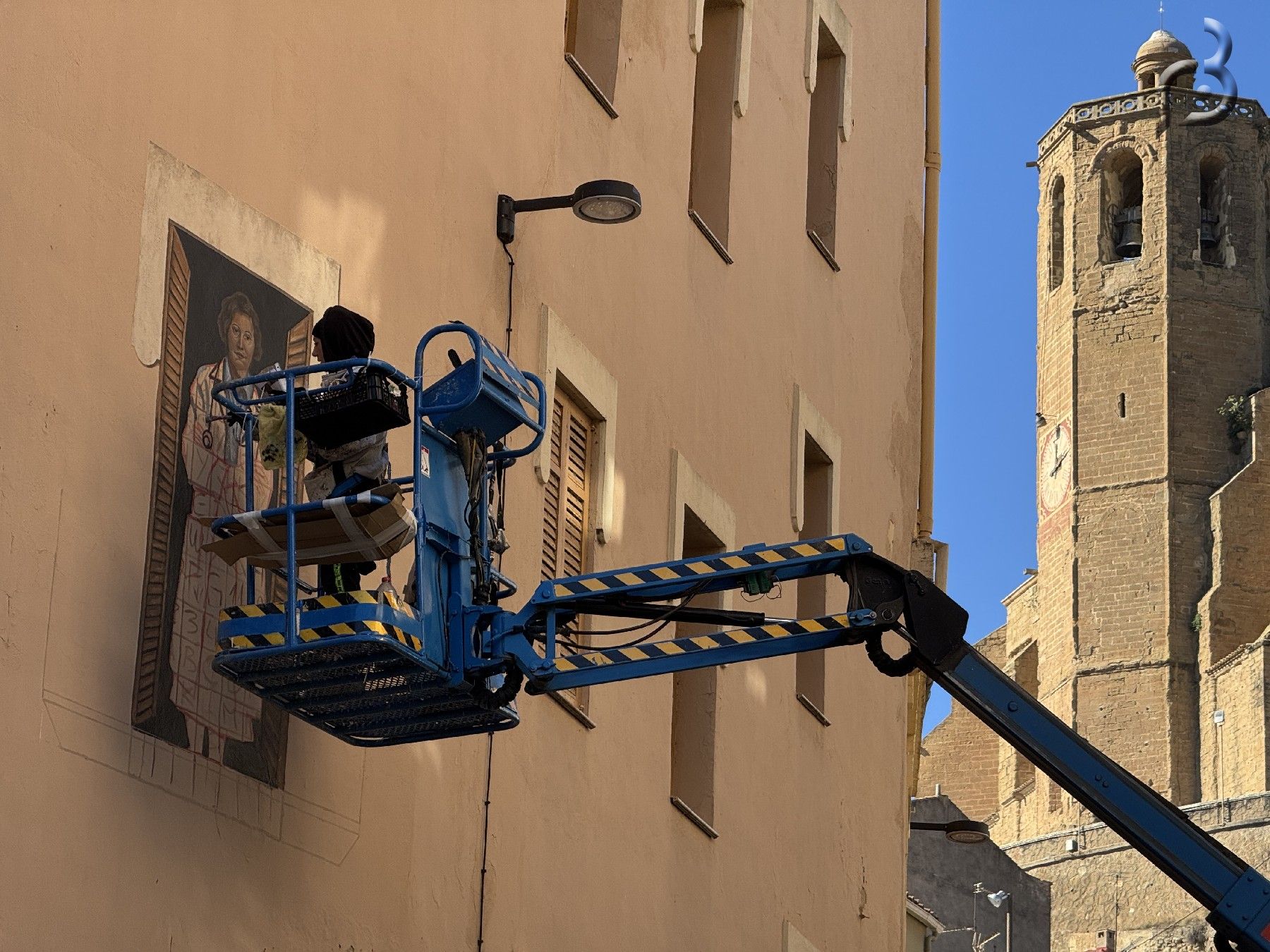 Balaguer dedica un nou balcó il·lustrat a la metgessa Serafina Valls | FOTO: Ràdio Balaguer