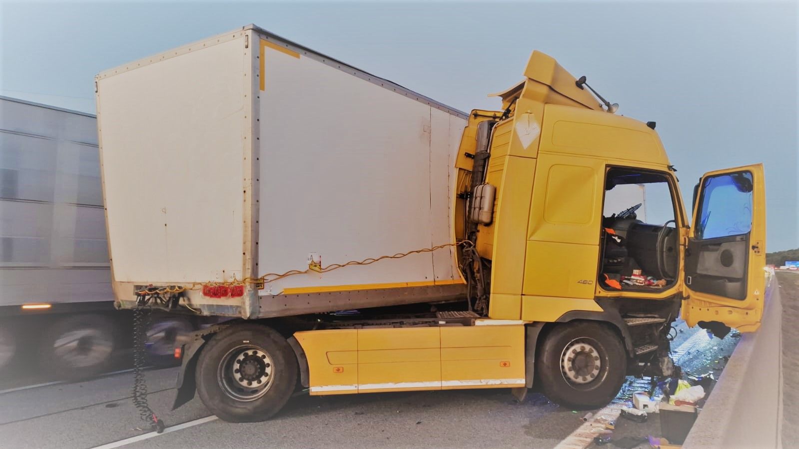 La grua tombada al mig tombada a l'autopista ap 7