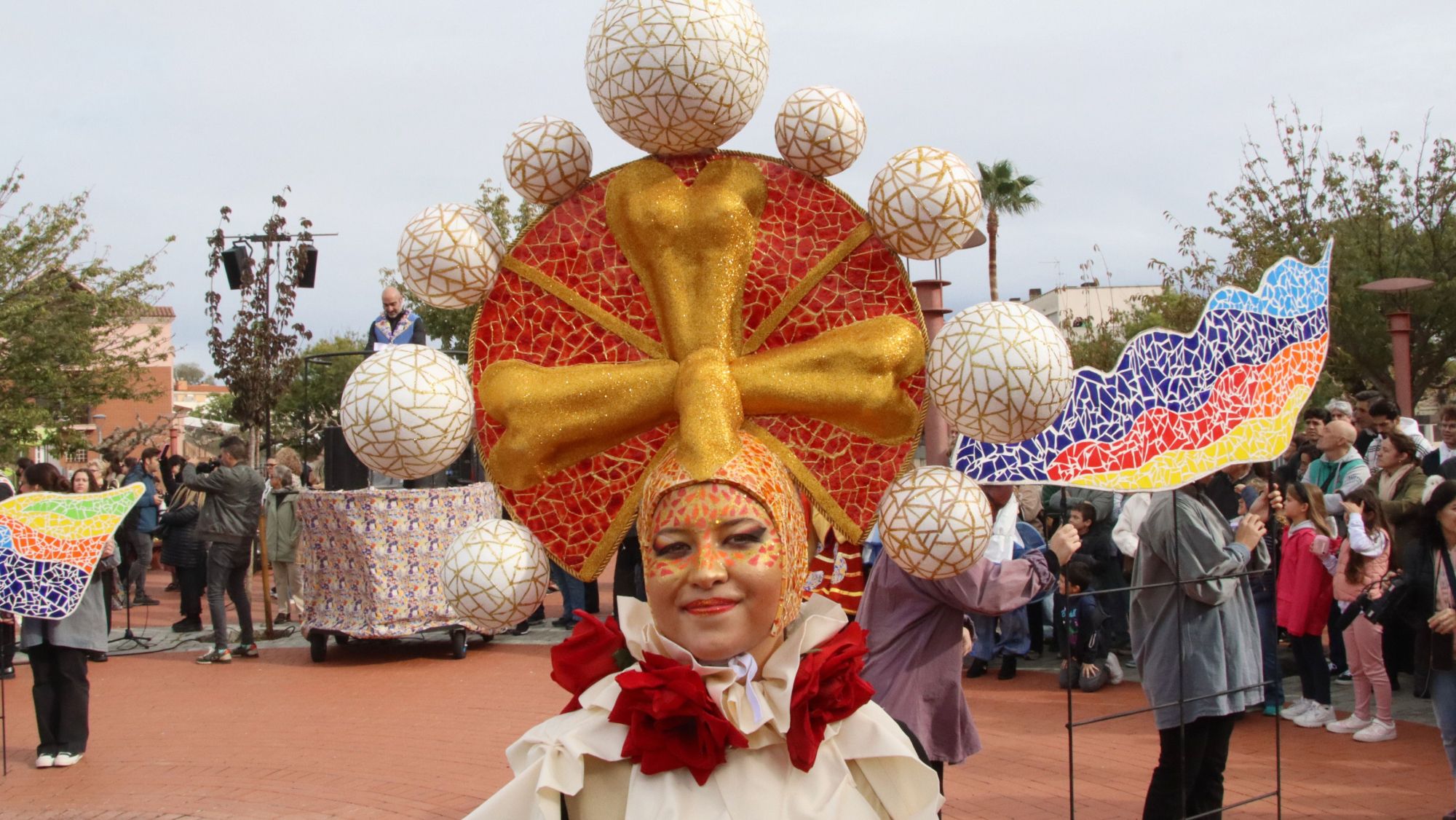 Imatge de l'espectacle itinerant celebrat a Riudoms que ha donat el tret de sortida a l'Any Gaudí (2)