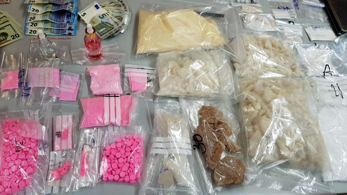 Els Mossos d'Esquadra han decomissat ketamina, MDMA, pastilles d’èxtasi, cocaïna i 1.300 euros en efectiu