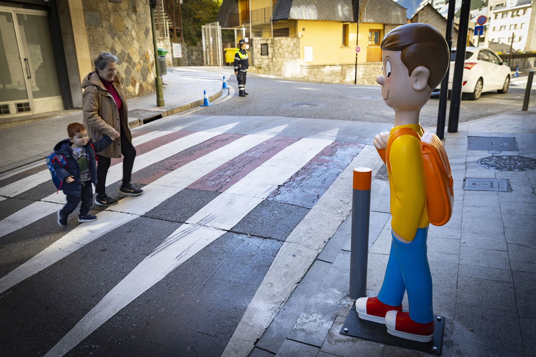 El comú d'Andorra la Vella reforça la seguretat dels entorns escolars amb les figures infantils | FOTO: Tony Lara / Comú d'Andorra la Vella