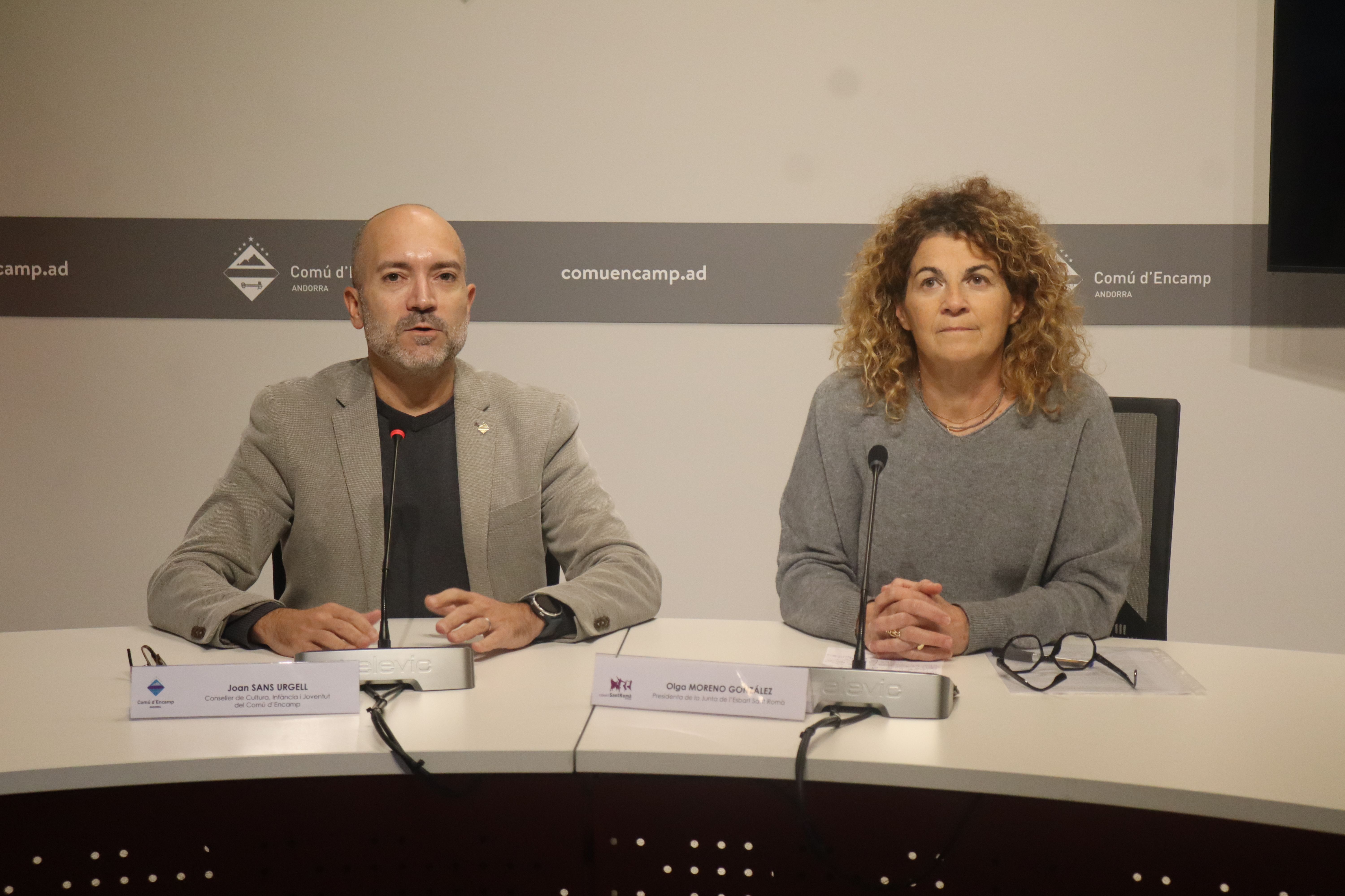 El conseller de Cultura, Infància i Joventut d'Encamp, Joan Sans, i la presidenta de la junta de l'Esbart Sant Romà, Olga Moreno | FOTO: M.R. (ANA)