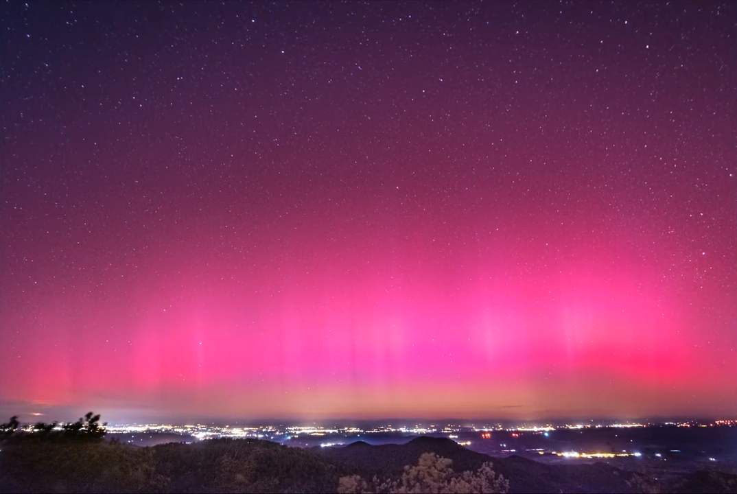 Aurora boreal sobre el Camp de Tarragona vista desde Prades en mayo de 2024 | FOTO: Parc Astronòmic de les Muntanyes de Prades