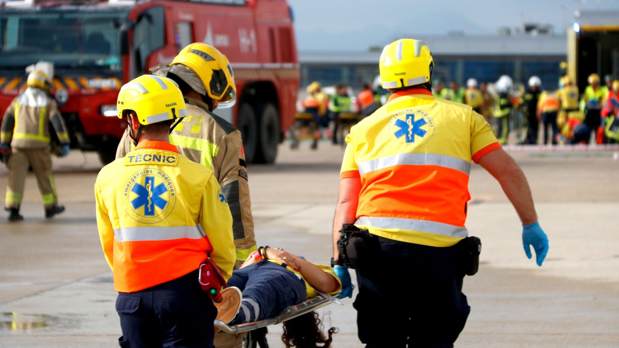 Tècnics del SEM durant el simulacre de l'aeroport de Reus