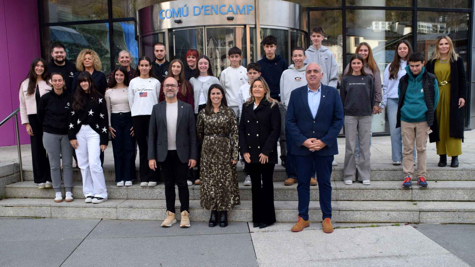 Els consellers i conselleres joves del comú d'Encamp amb alguns consellers del comú d'Encamp