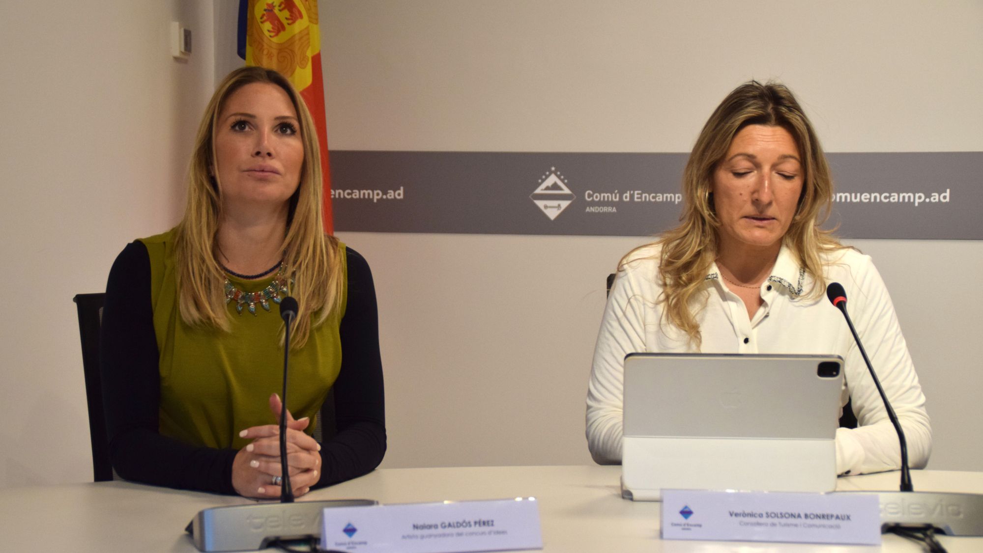 L'artista Naiara Galdós, amb la consellera de Turisme i Comunicació del comú d'Encamp, Verònica Solsona