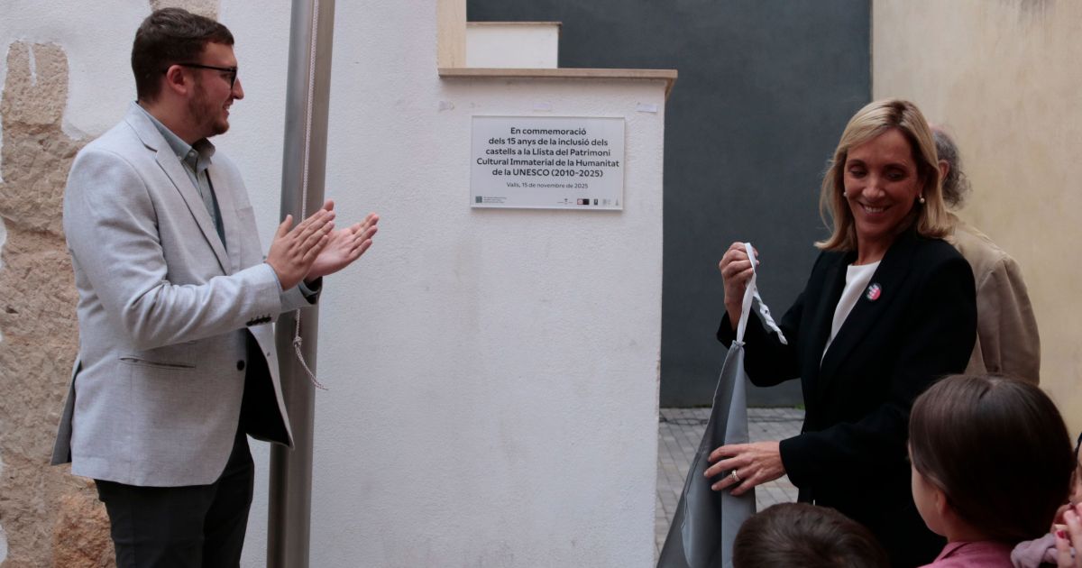 Valls hissa la bandera de la Unesco i reviu l'efemèride de la proclamació dels castells com a Patrimoni de la Humanitat