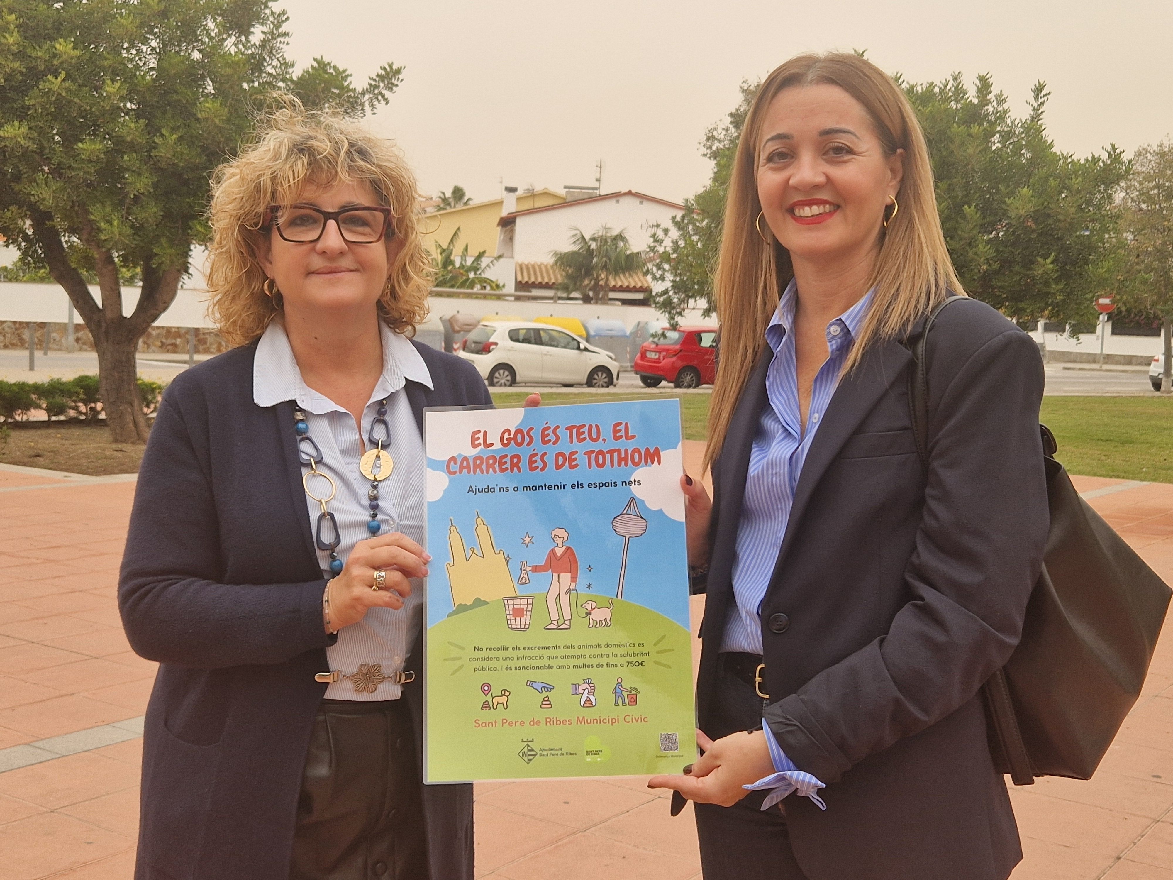 L'alcaldessa de Sant Pere de Ribes, Ana Herrera, i la regidora Paqui Carrasquilla amb el cartell de la nova campanya de civisme per als propietaris d'animals de companyia