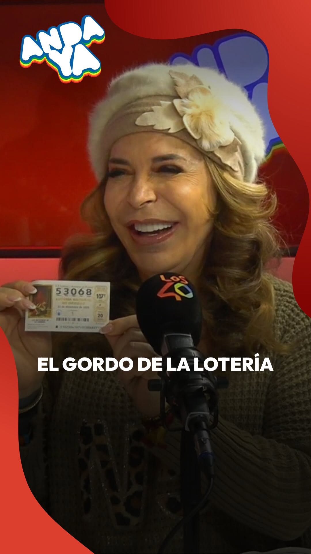 Benita Maestro Joao ensenya el número que prediu que serà el Gordo de la Loteria de Nadal 2025