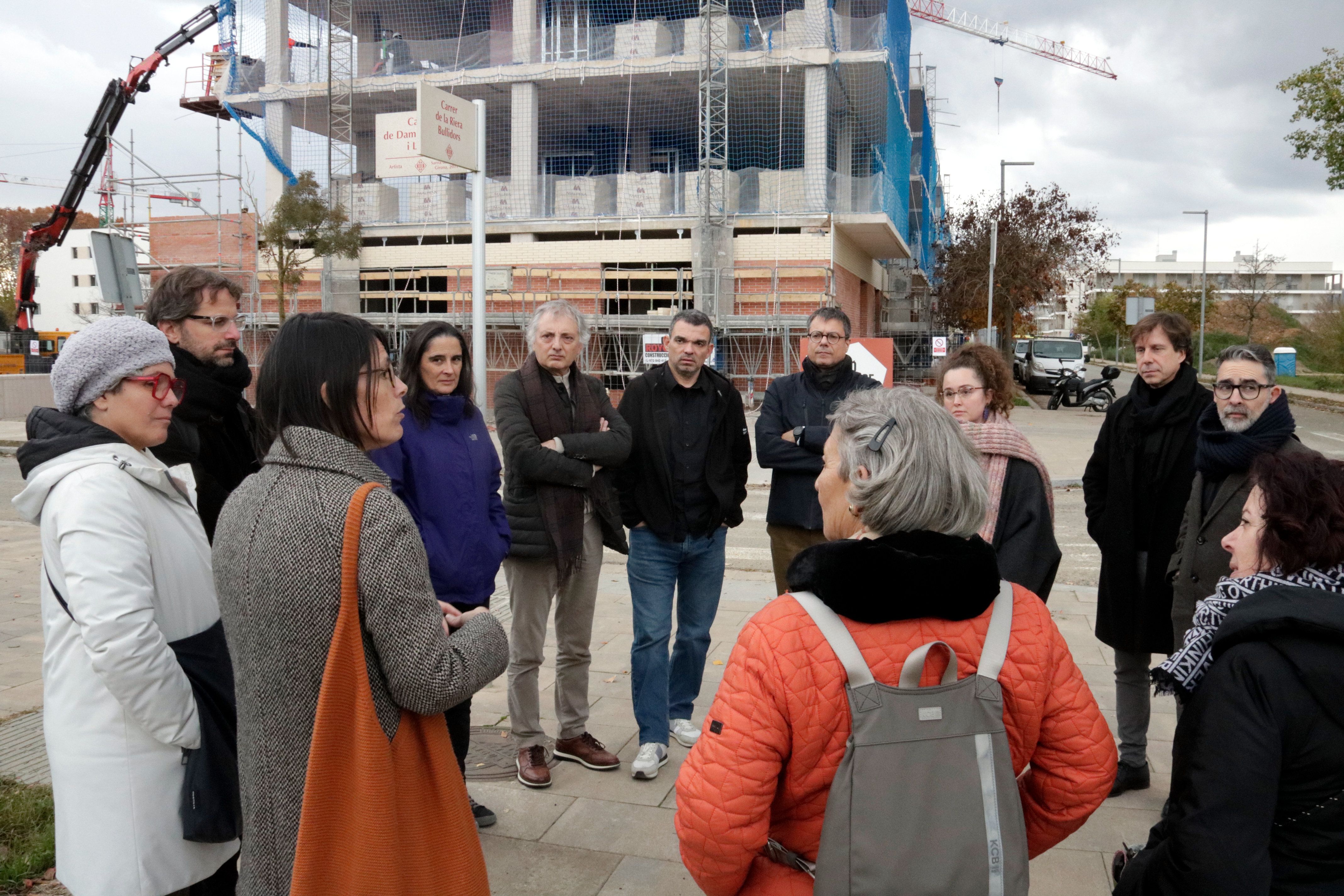 Visita a les obres de construcció d'una promoció de pisos socials a Domeny durant la jornada Repensem Girona