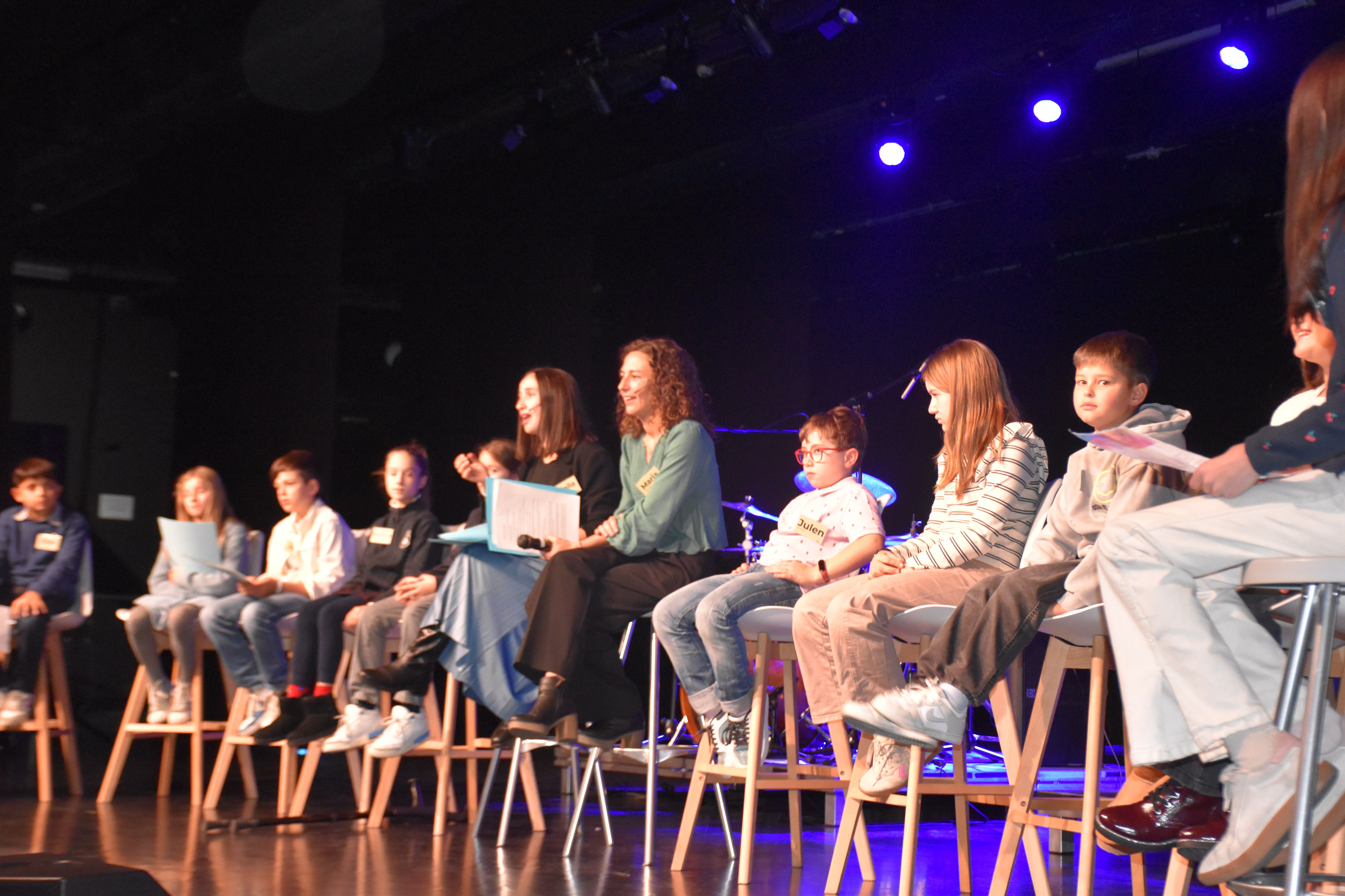 La cònsol menor d'Andorra la Vella, Olalla Losada, la consellera de Social, Joventut i Espai Ciutadà, Maria Nazzaro, i els consellers joves | FOTO: D.M. (ANA)